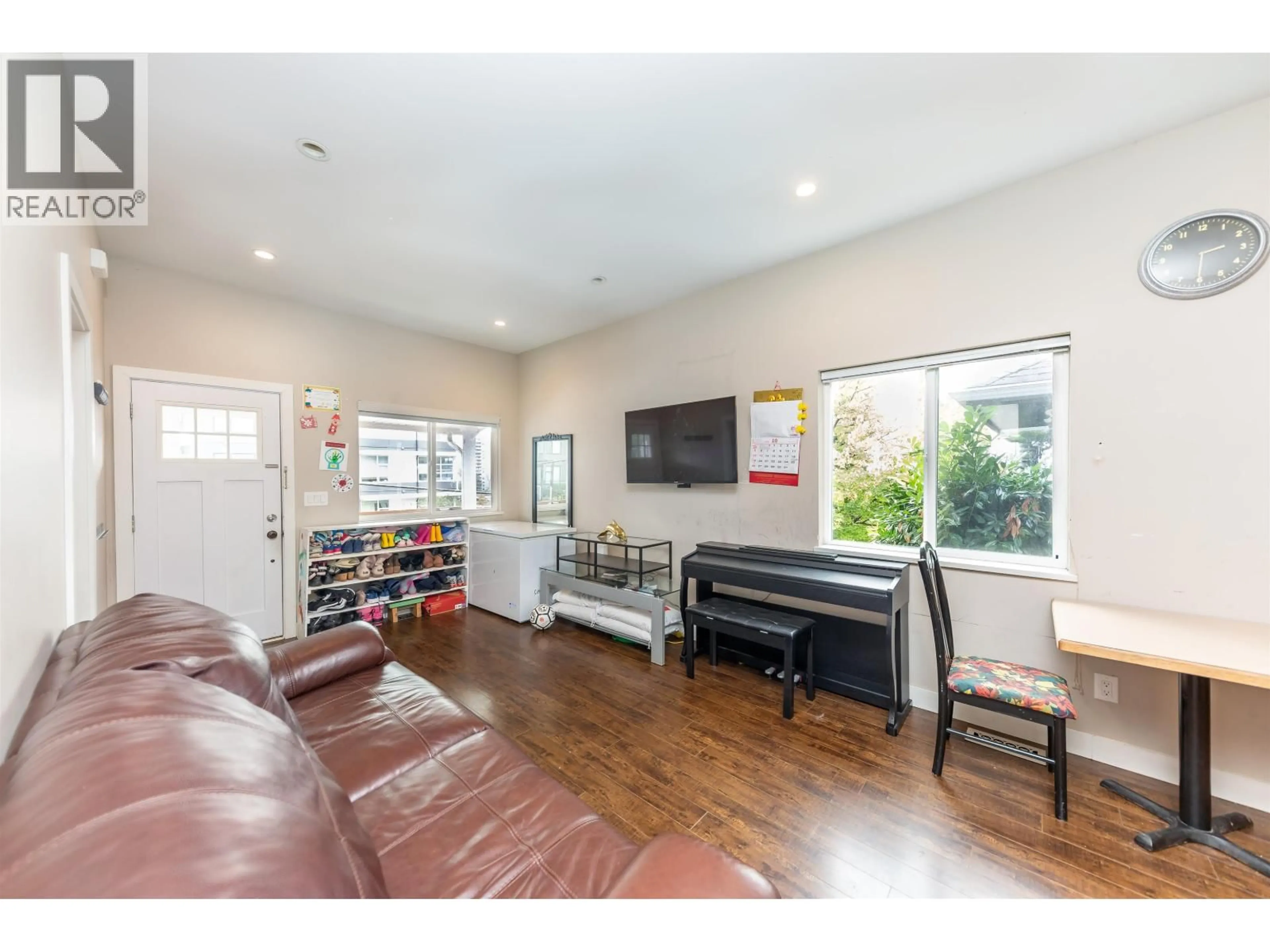 Living room with furniture, unknown for 1011 AUCKLAND STREET, New Westminster British Columbia V3M1K9