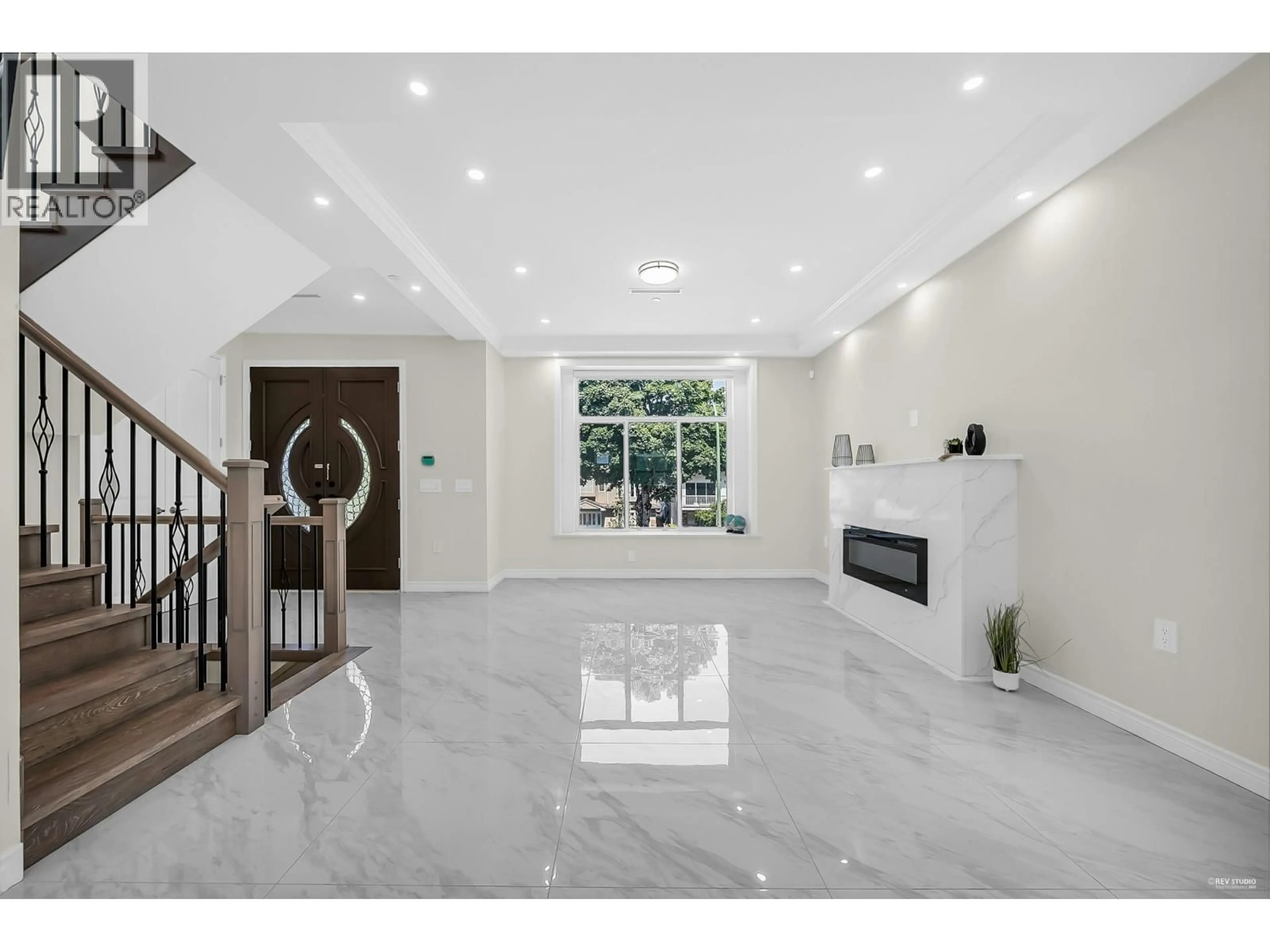 Indoor foyer for 2936 2ND AVENUE, Vancouver British Columbia V5M1E5