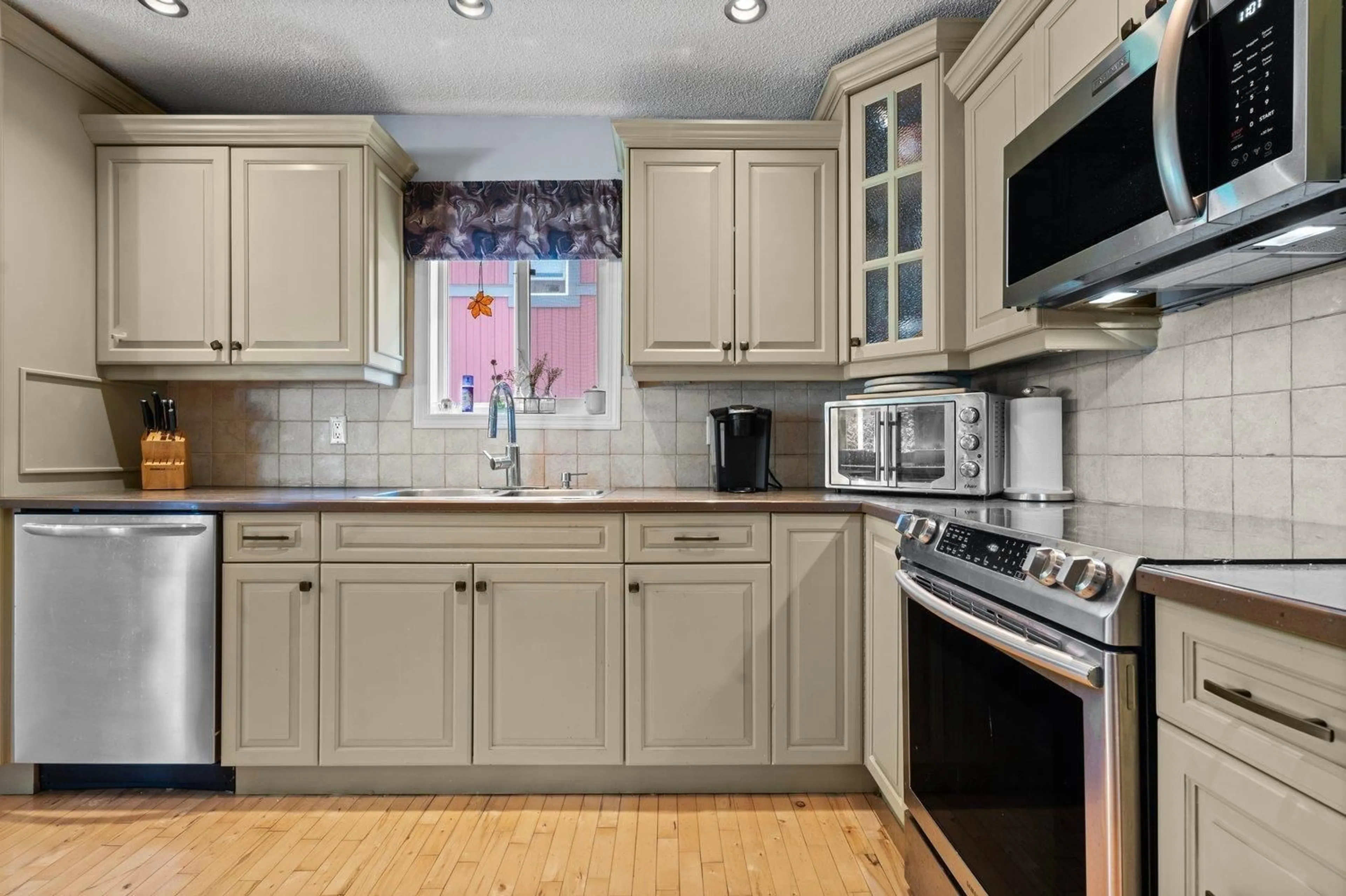 Standard kitchen, ceramic/tile floor for 45605 WORTHINGTON PLACE, Chilliwack British Columbia V2R1N6