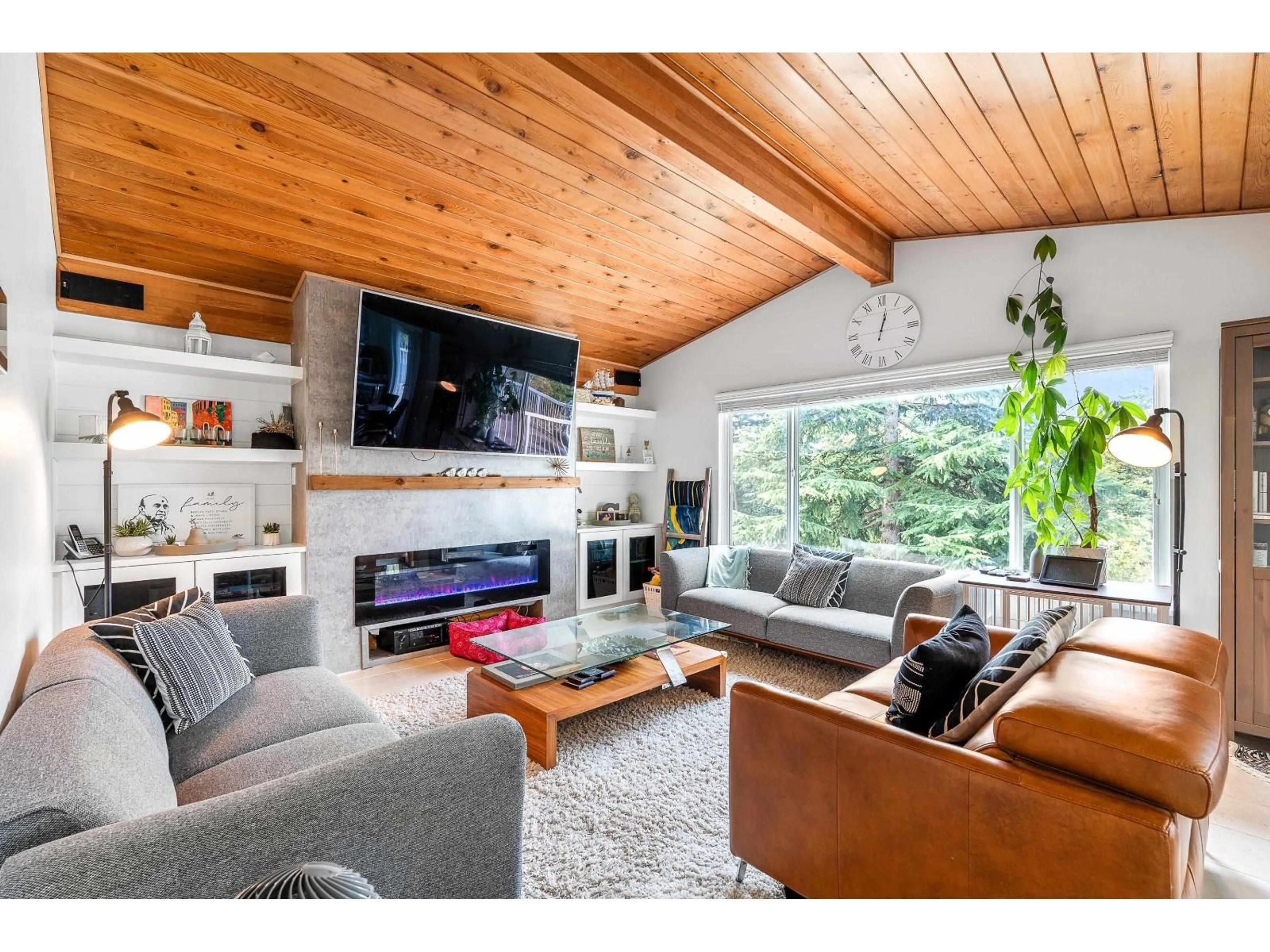 Living room with furniture, wood/laminate floor for 10662 SANTA MONICA, Delta British Columbia V4C1R2