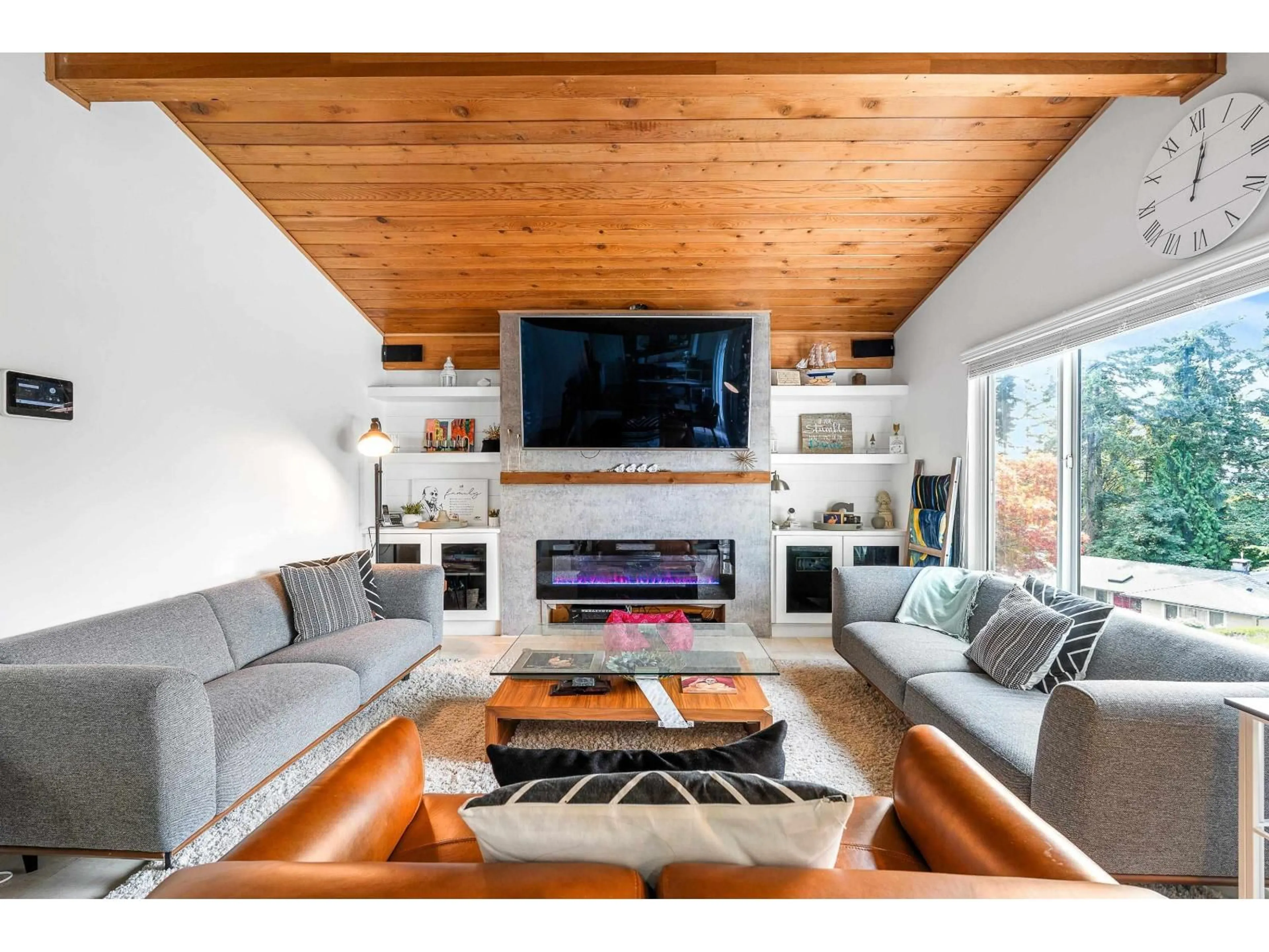 Living room with furniture, wood/laminate floor for 10662 SANTA MONICA, Delta British Columbia V4C1R2