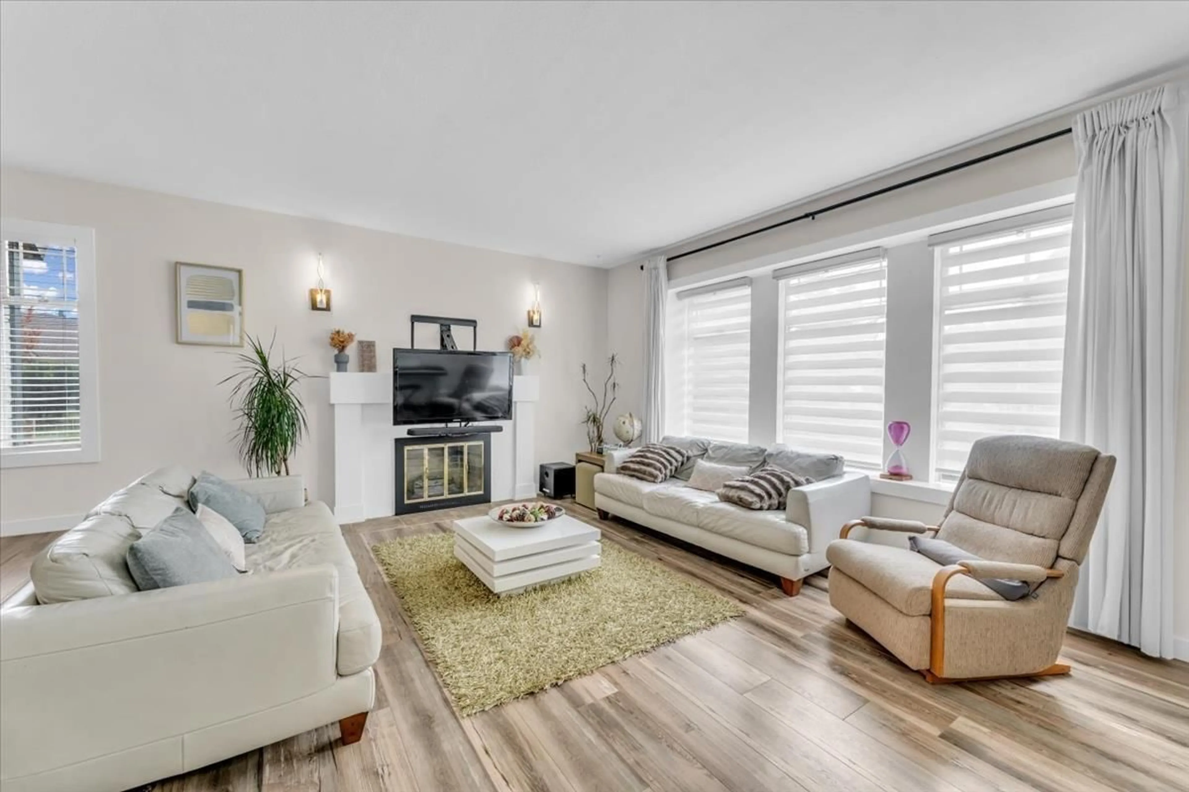 Living room with furniture, unknown for 10552 WOODGLEN, Surrey British Columbia V4N1V4