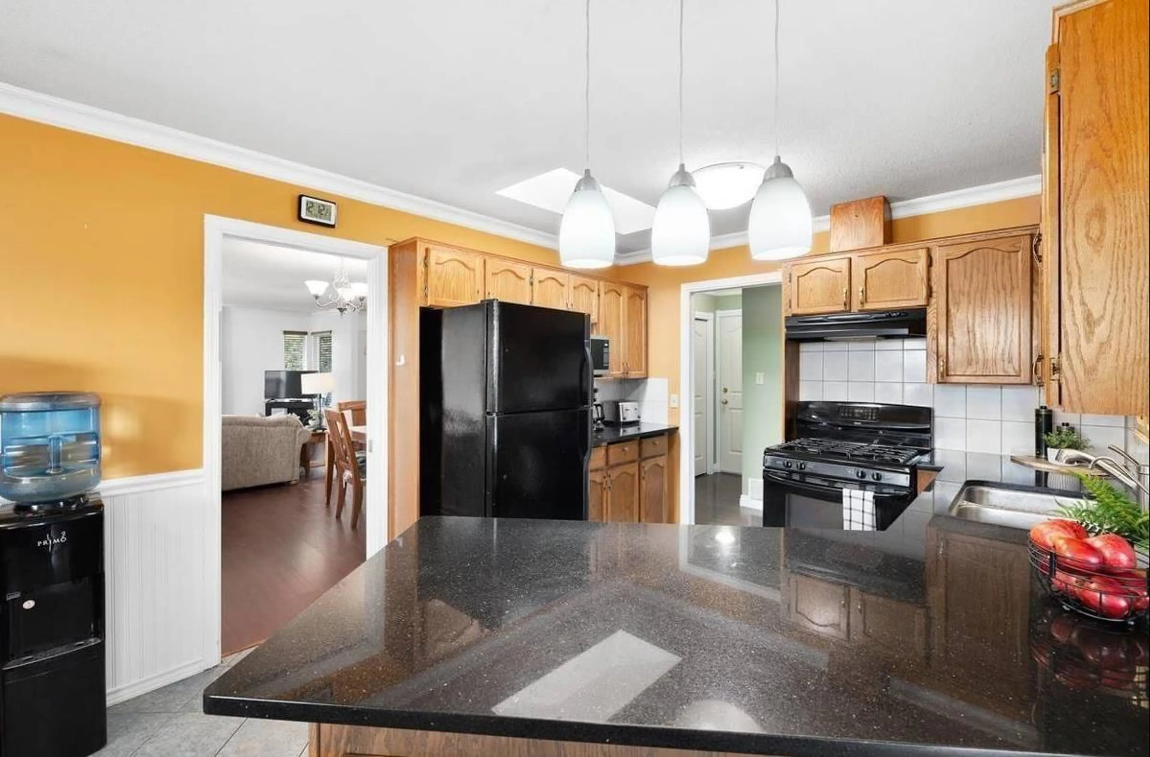 Open concept kitchen, ceramic/tile floor for 19093 SUNDALE, Surrey British Columbia V3S7M6