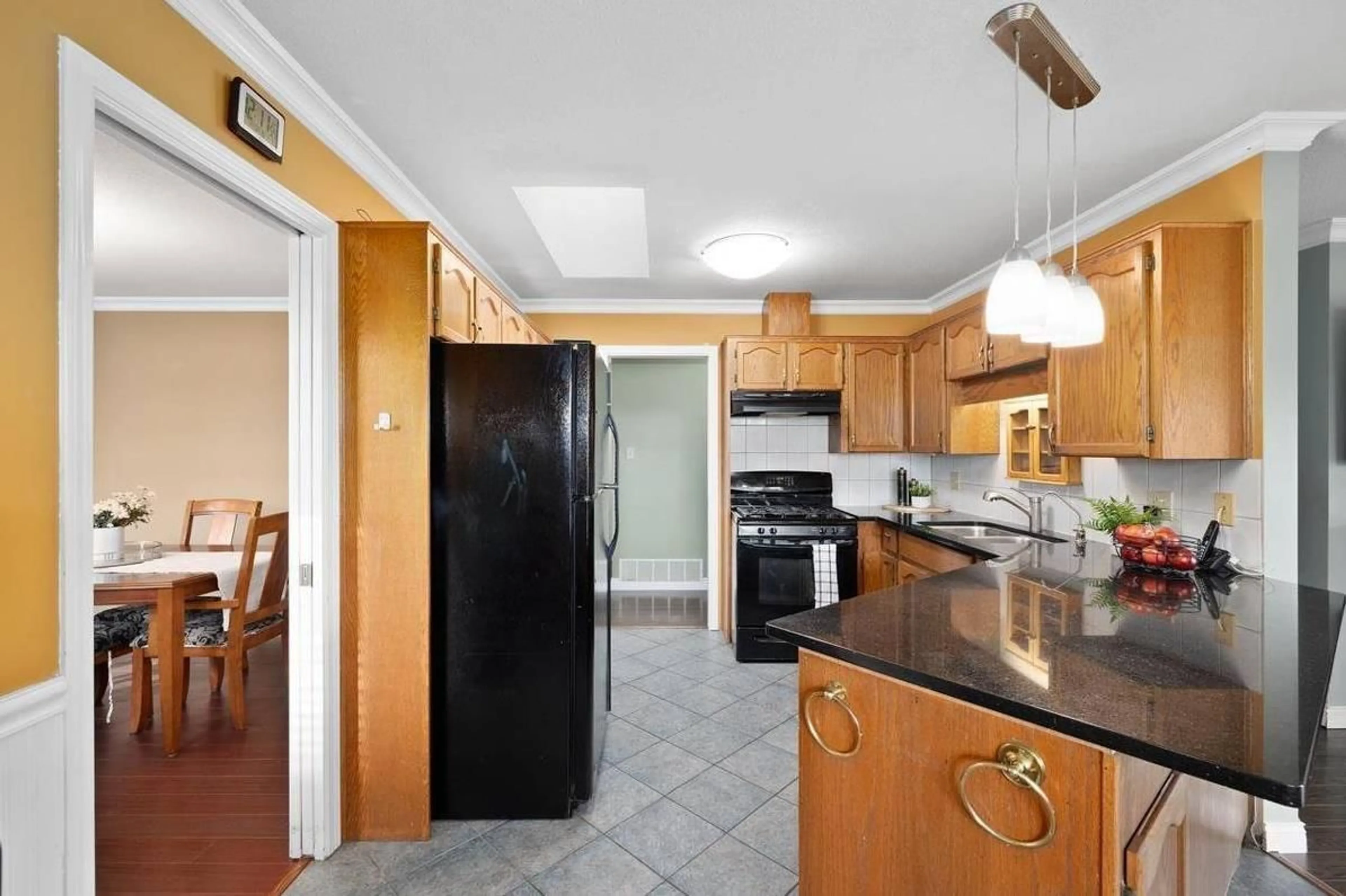 Standard kitchen, ceramic/tile floor for 19093 SUNDALE, Surrey British Columbia V3S7M6