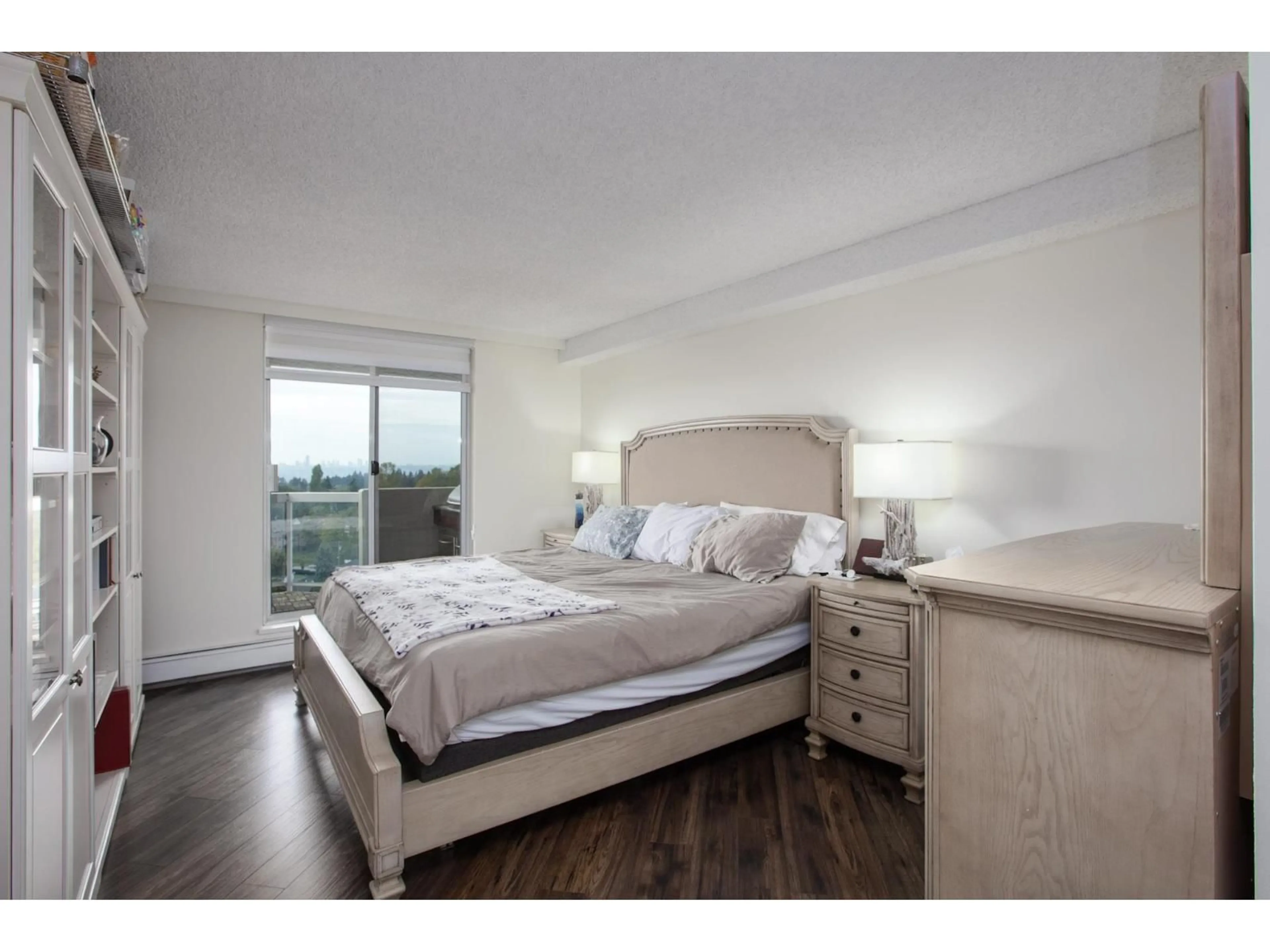Bedroom with bed, wood/laminate floor for 1505 - 11881 88, Delta British Columbia V4C8A2