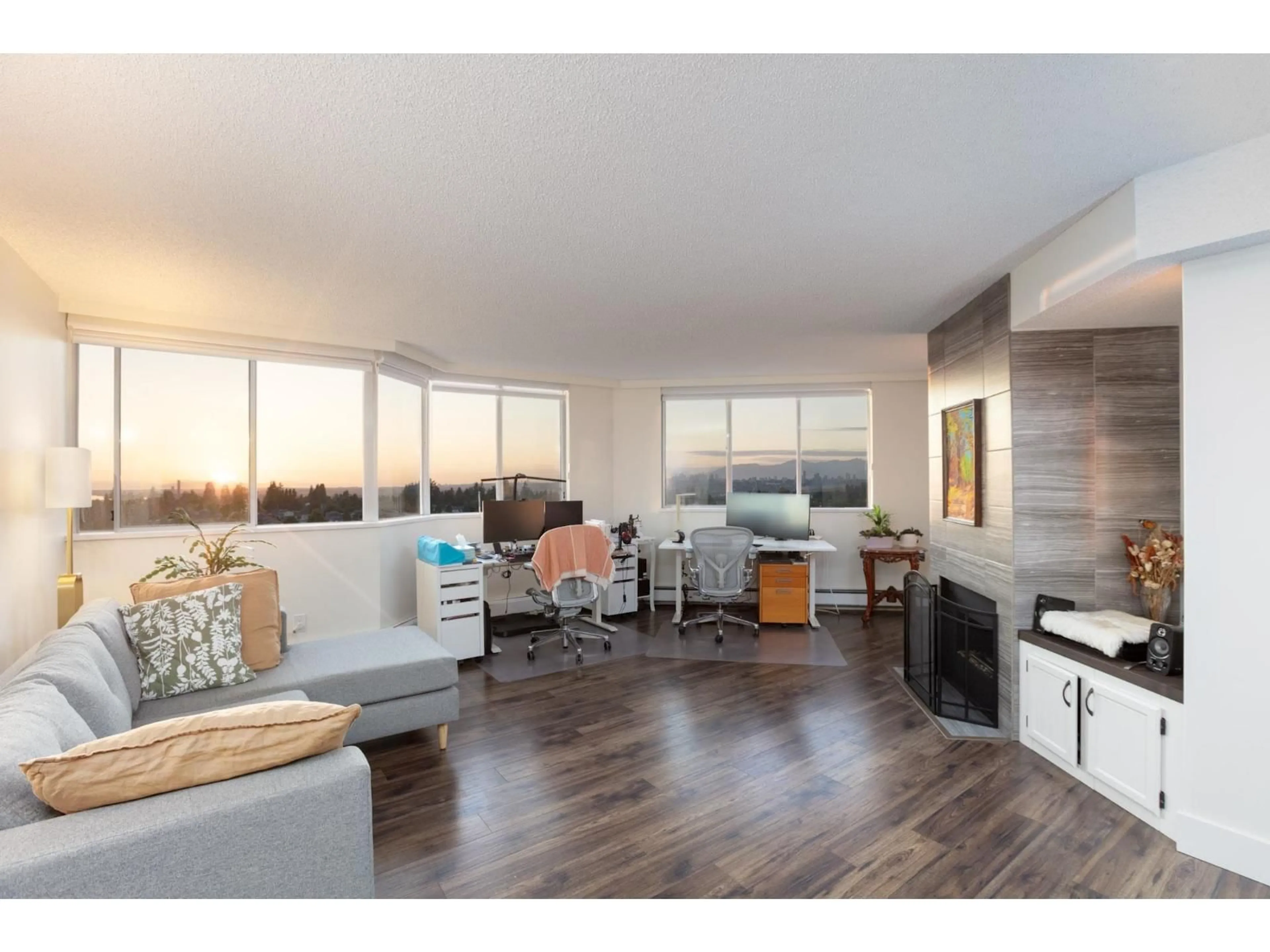 Living room with furniture, wood/laminate floor for 1505 - 11881 88, Delta British Columbia V4C8A2