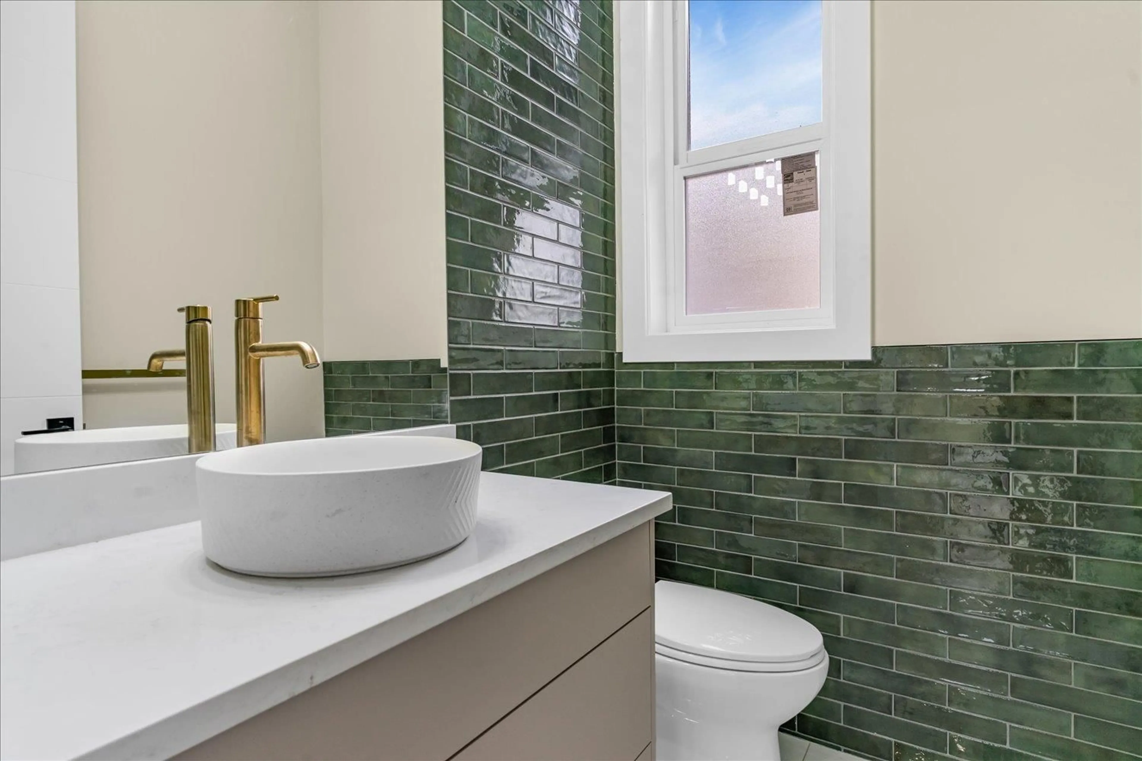 Contemporary bathroom, ceramic/tile floor for 8211 HARVEST PLACE, Chilliwack British Columbia V4Z0E4