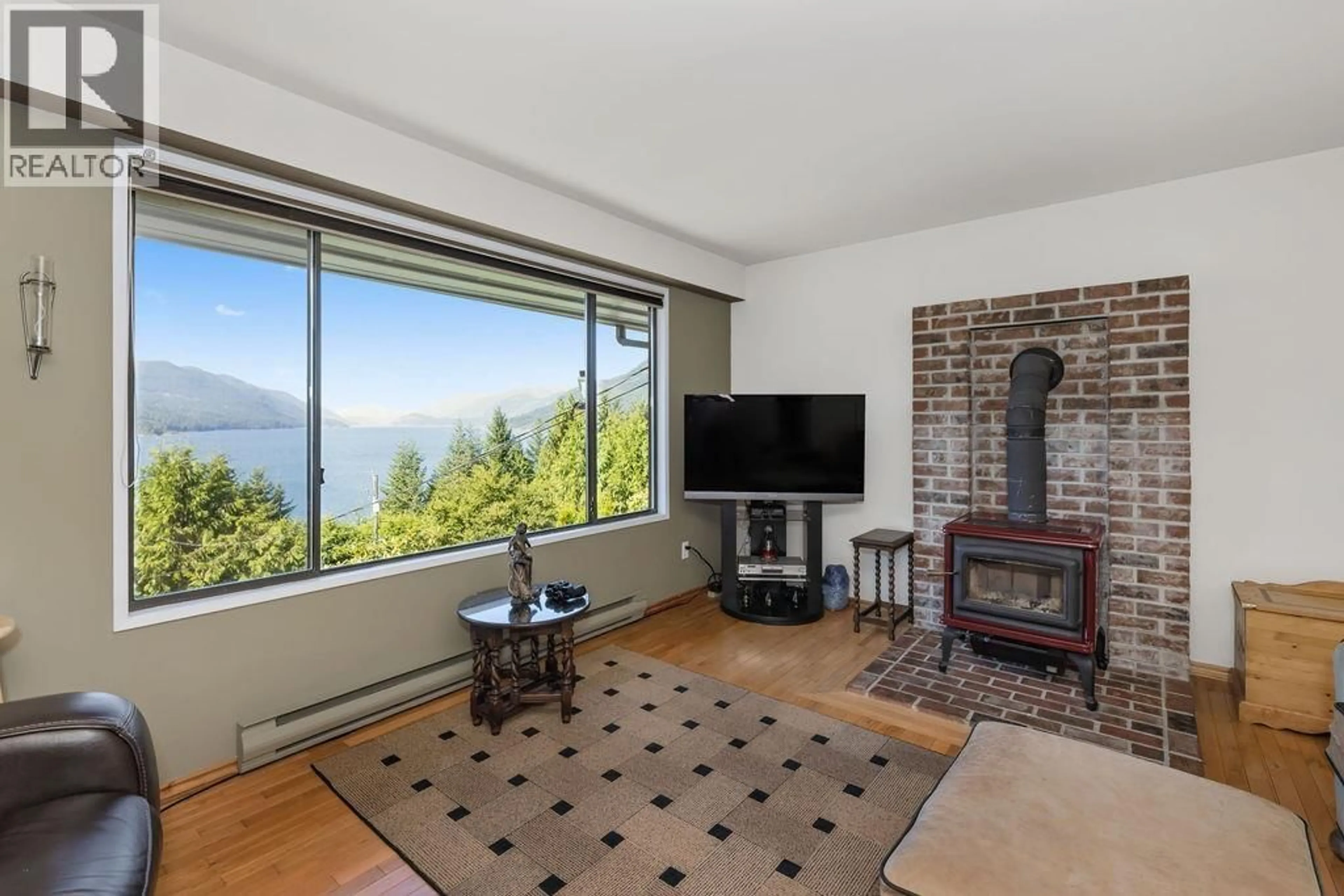 Living room with furniture, unknown for 6950 PORPOISE DRIVE, Sechelt British Columbia V7Z0C8