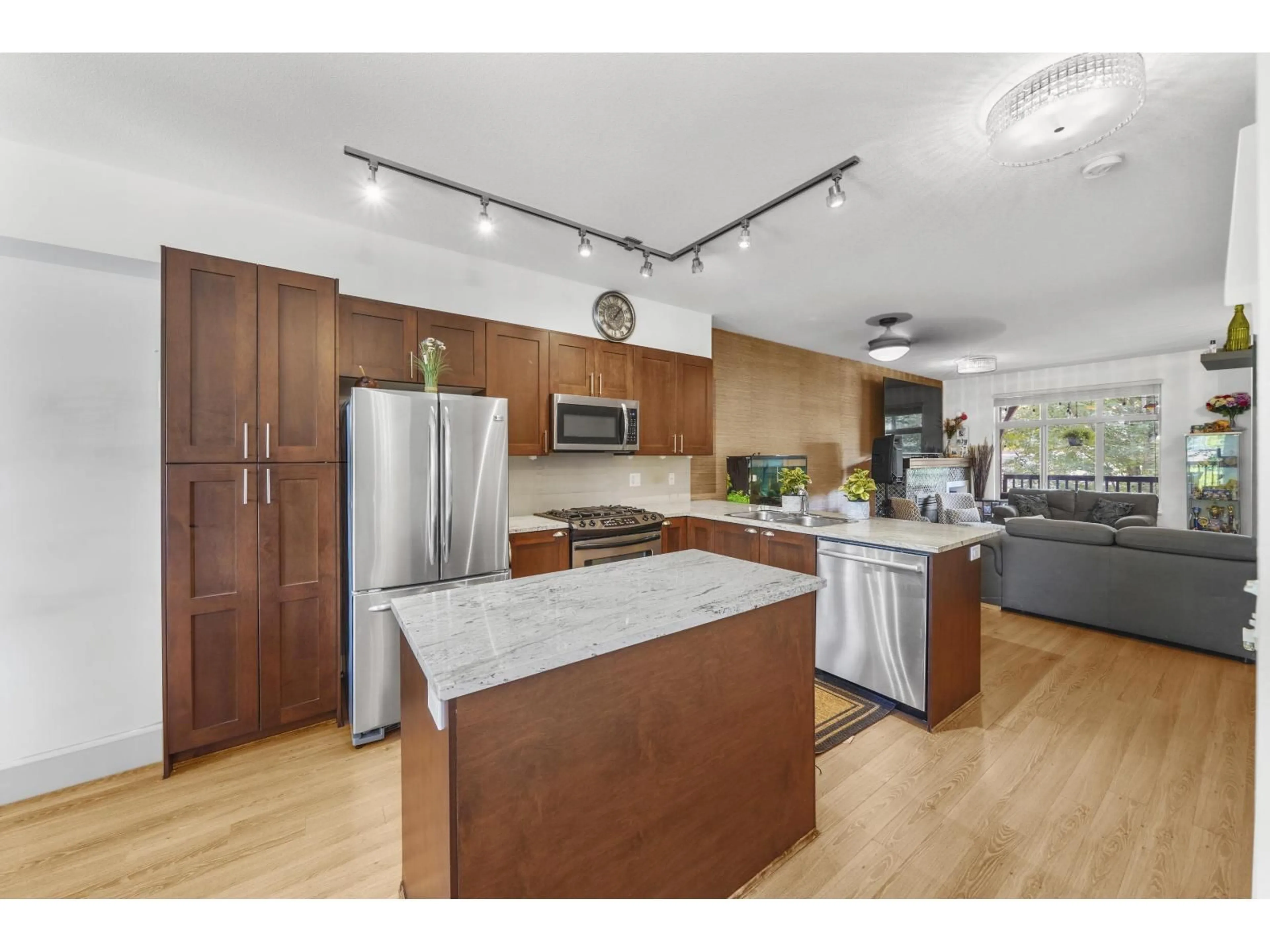 Open concept kitchen, unknown for 15 - 19478 65, Surrey British Columbia V4N5X5