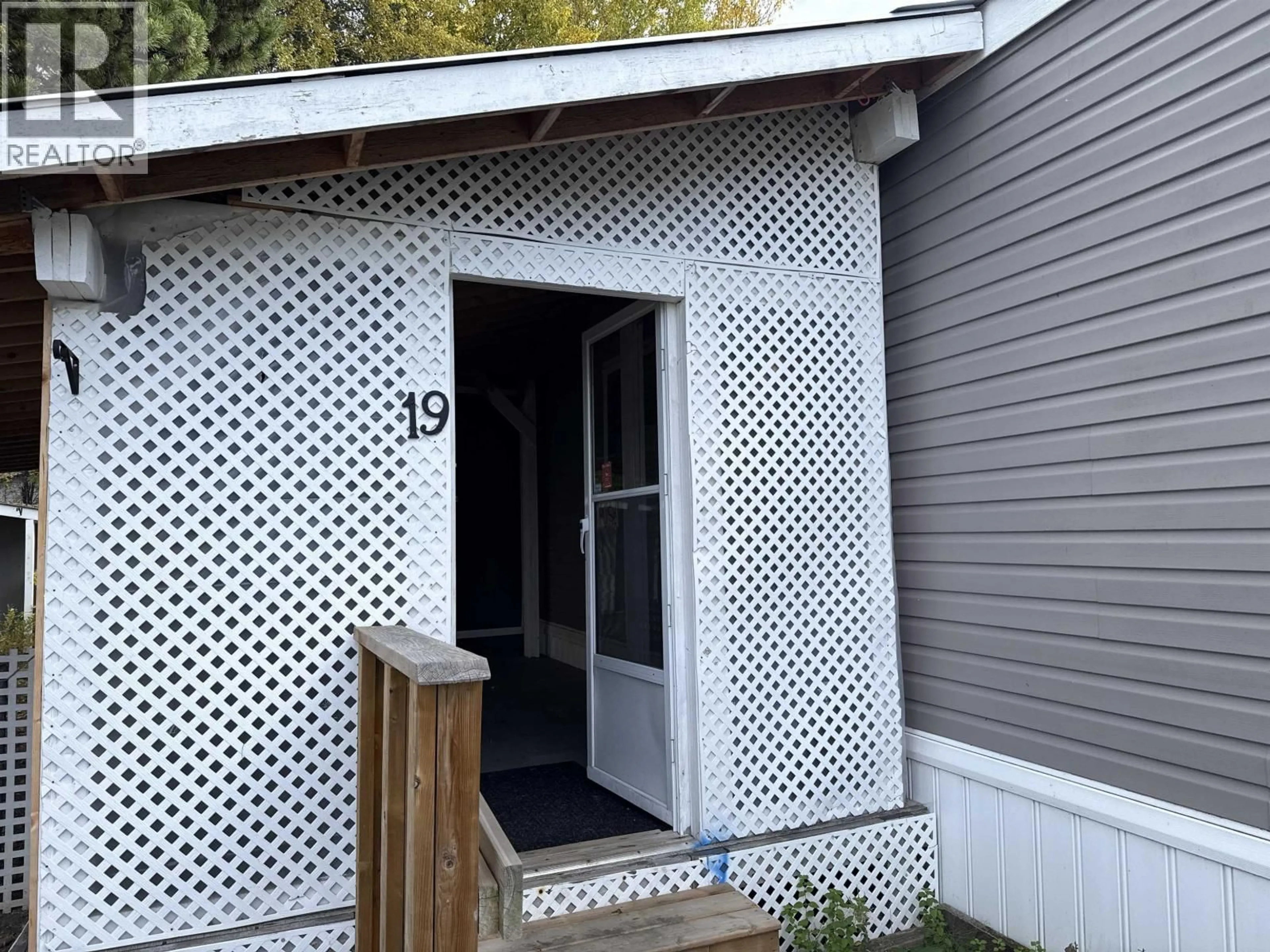 Home with vinyl exterior material, building for 19 - 2377 LARCH AVENUE, Quesnel British Columbia V2J5S1