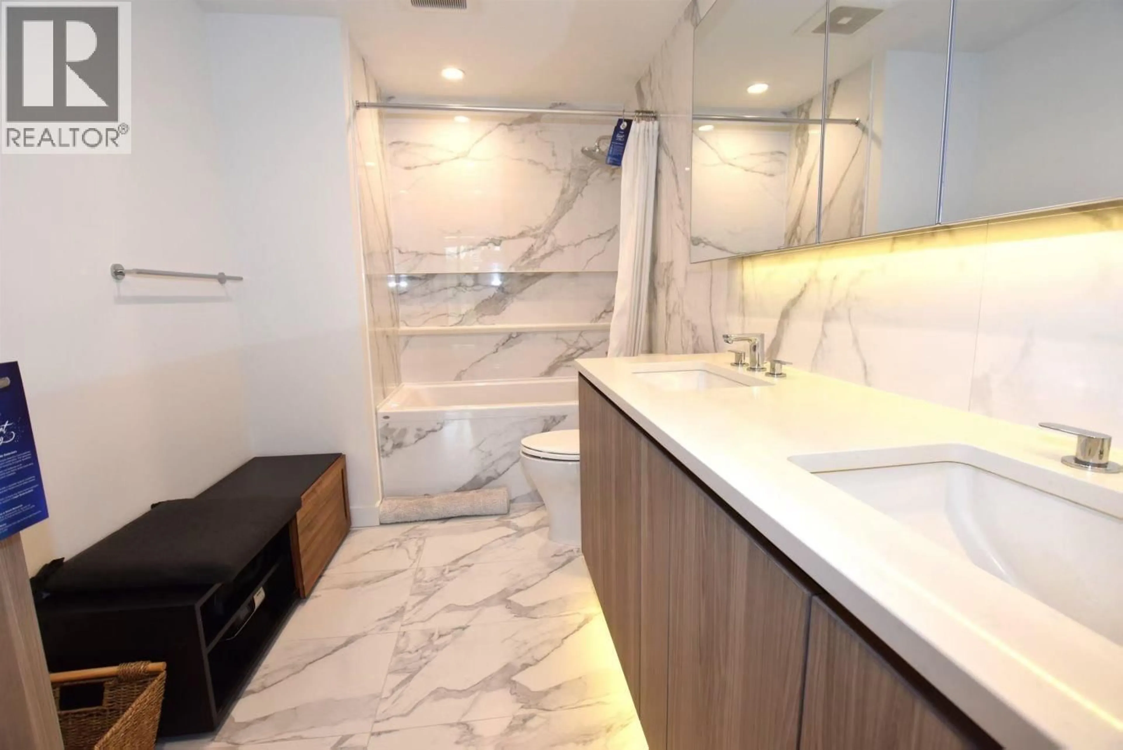 Contemporary bathroom, ceramic/tile floor for 608 - 4890 LOUGHEED HIGHWAY, Burnaby British Columbia V5C0N2