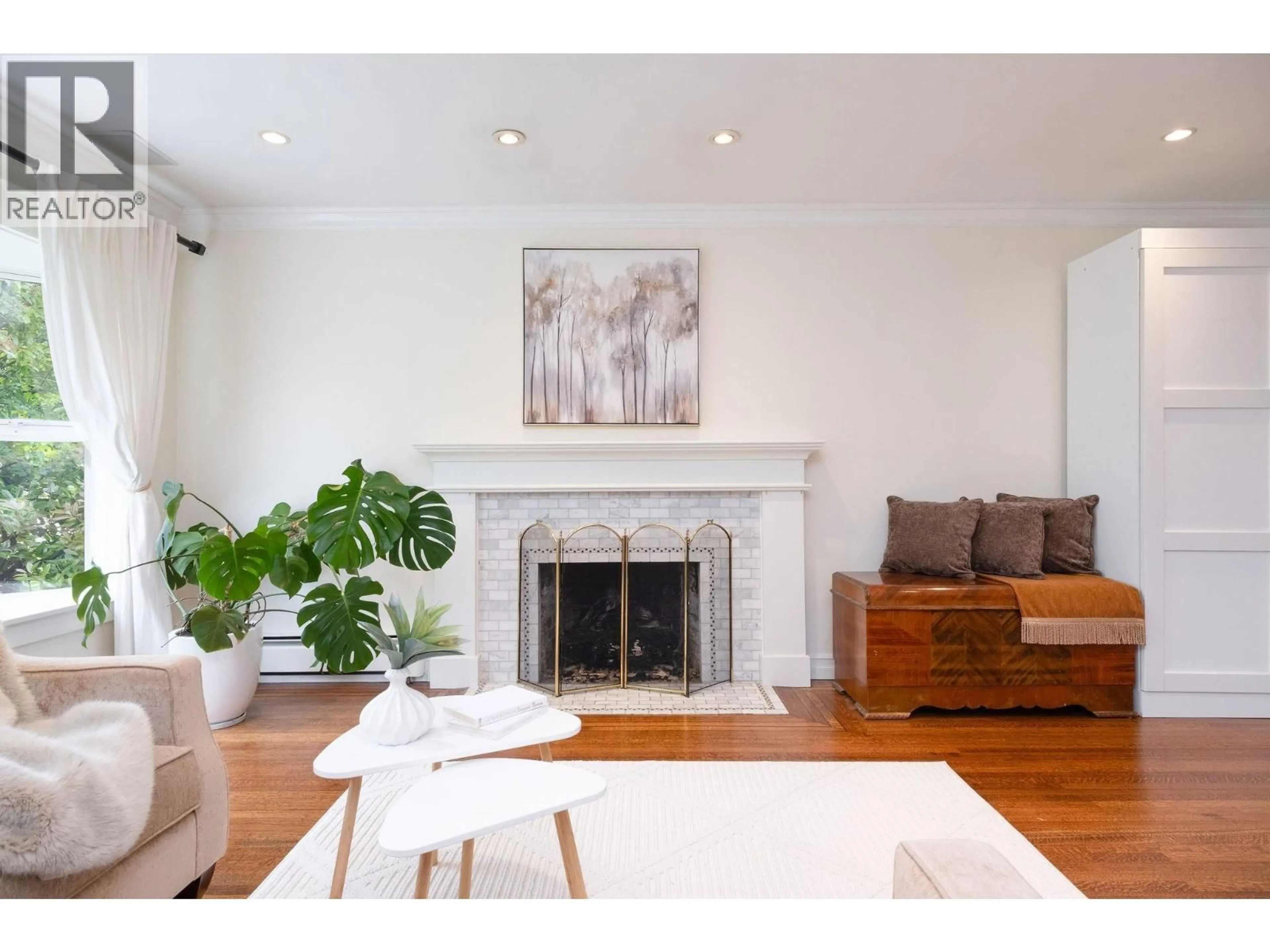 Living room with furniture, wood/laminate floor for 445 26TH STREET, North Vancouver British Columbia V7N2G9