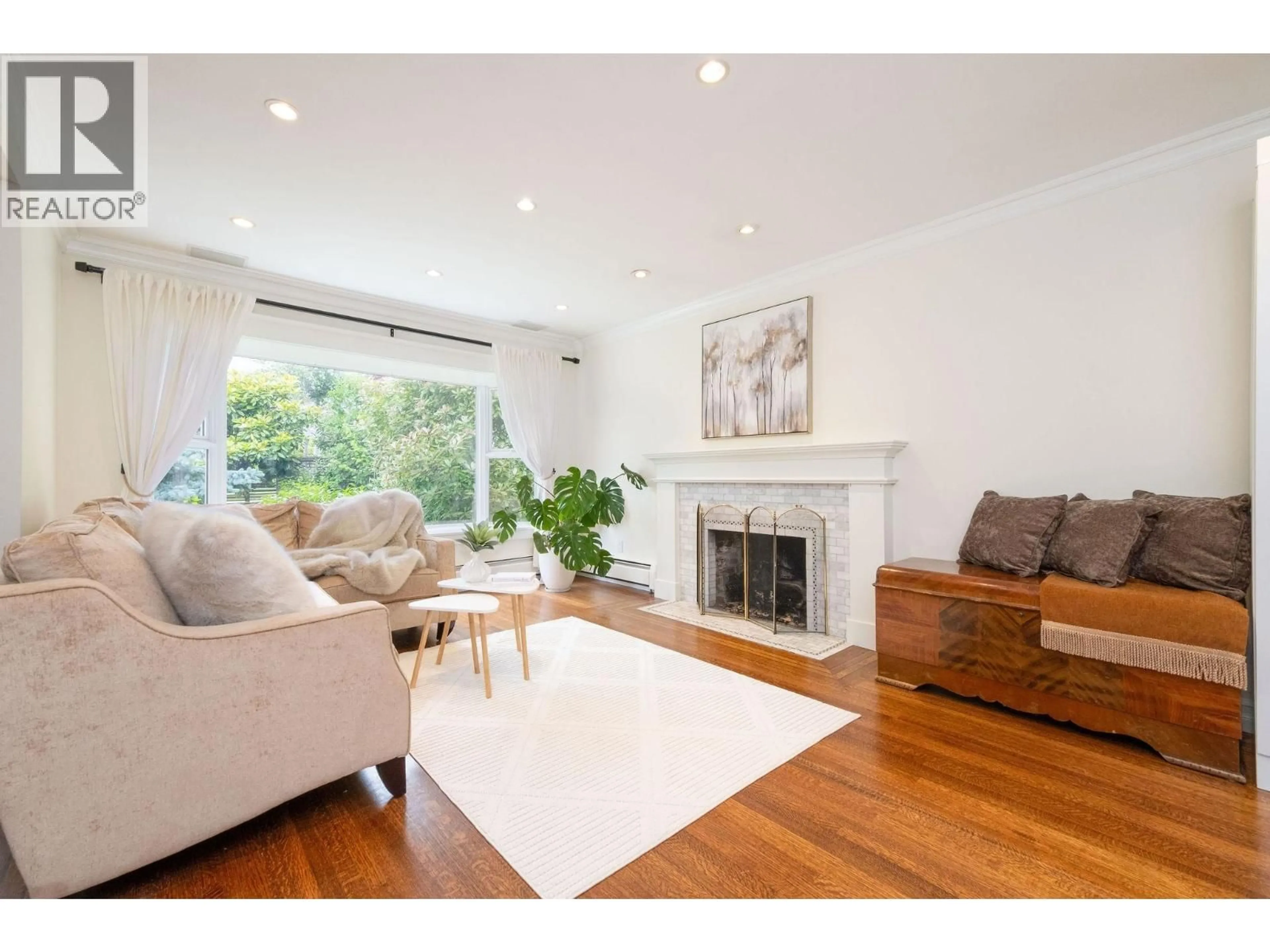Living room with furniture, wood/laminate floor for 445 26TH STREET, North Vancouver British Columbia V7N2G9