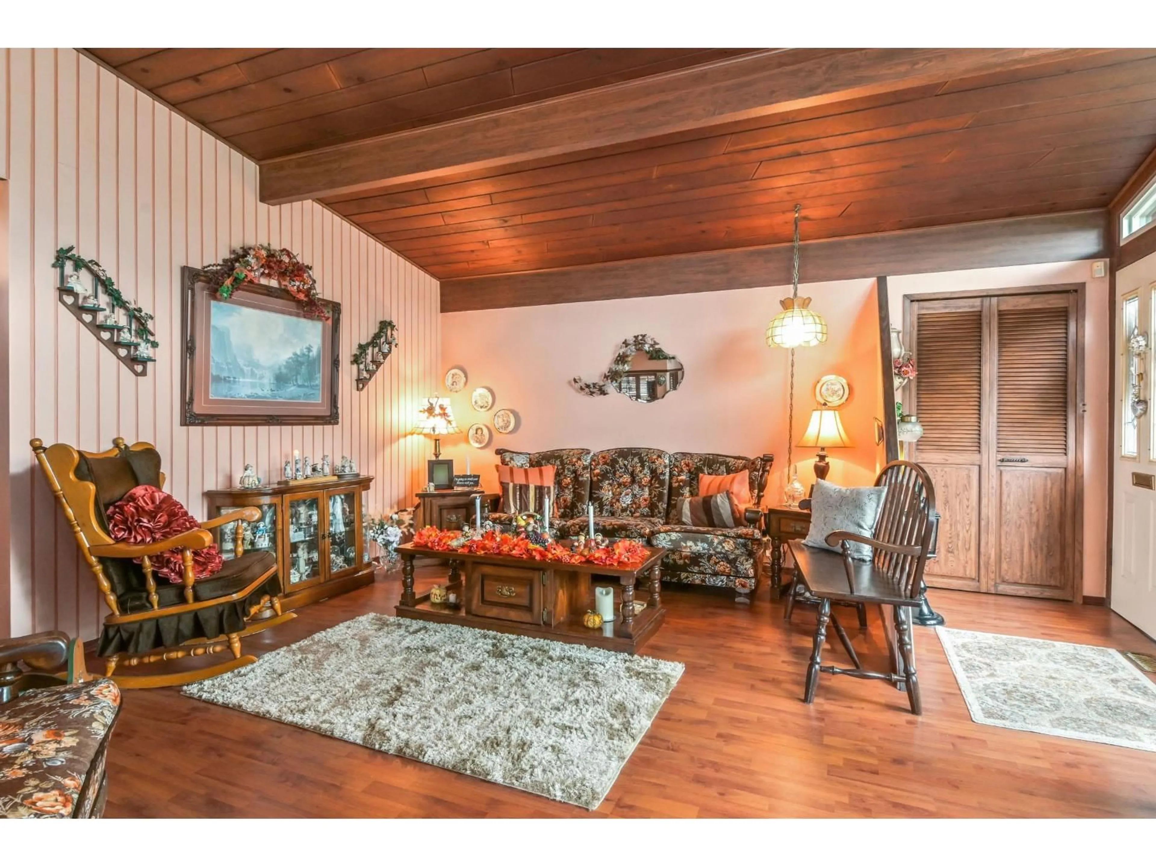 Living room with furniture, wood/laminate floor for 14086 77A, Surrey British Columbia V3W2X3