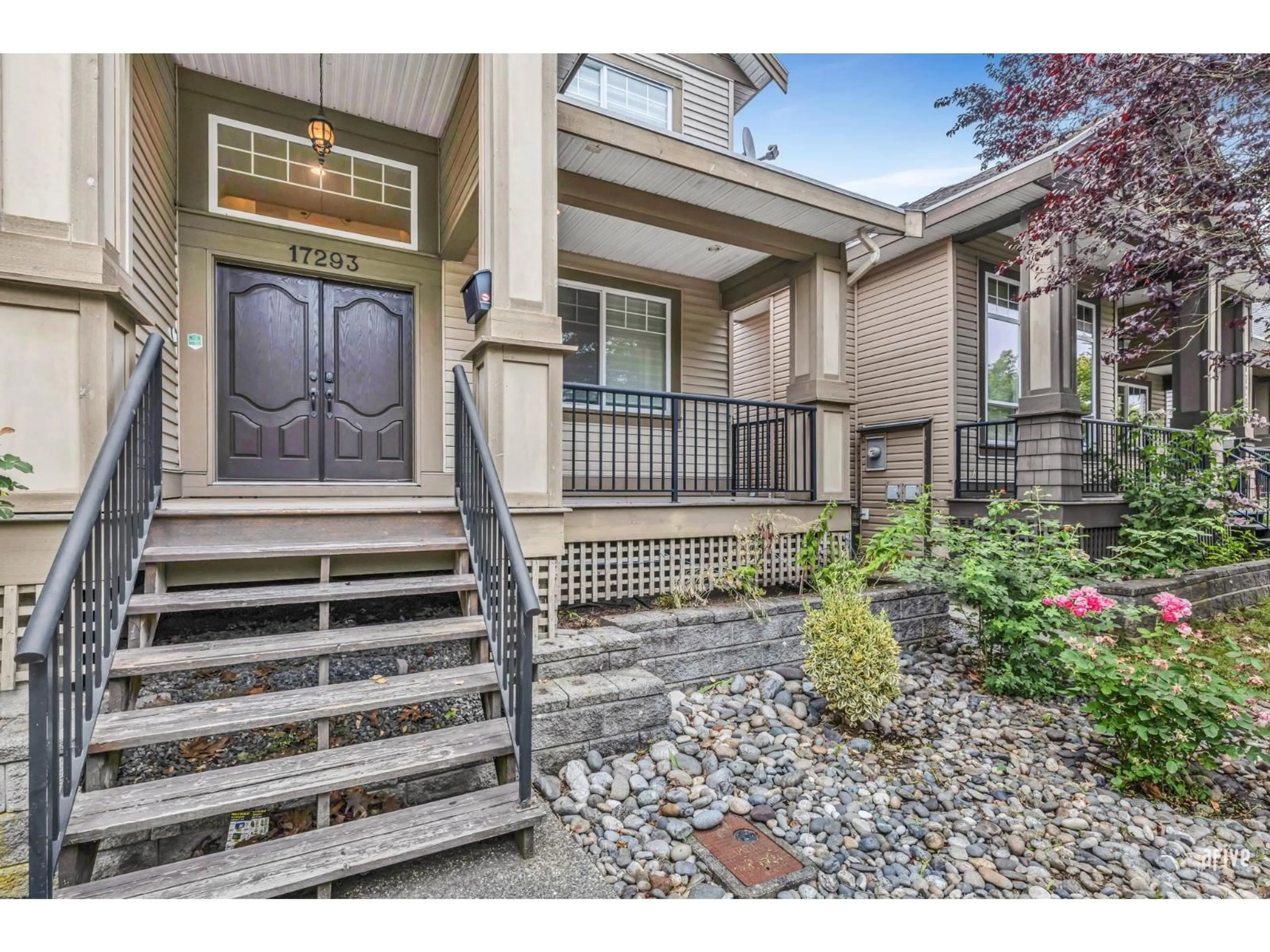 Indoor entryway for 17293 64, Surrey British Columbia V3S1Y6