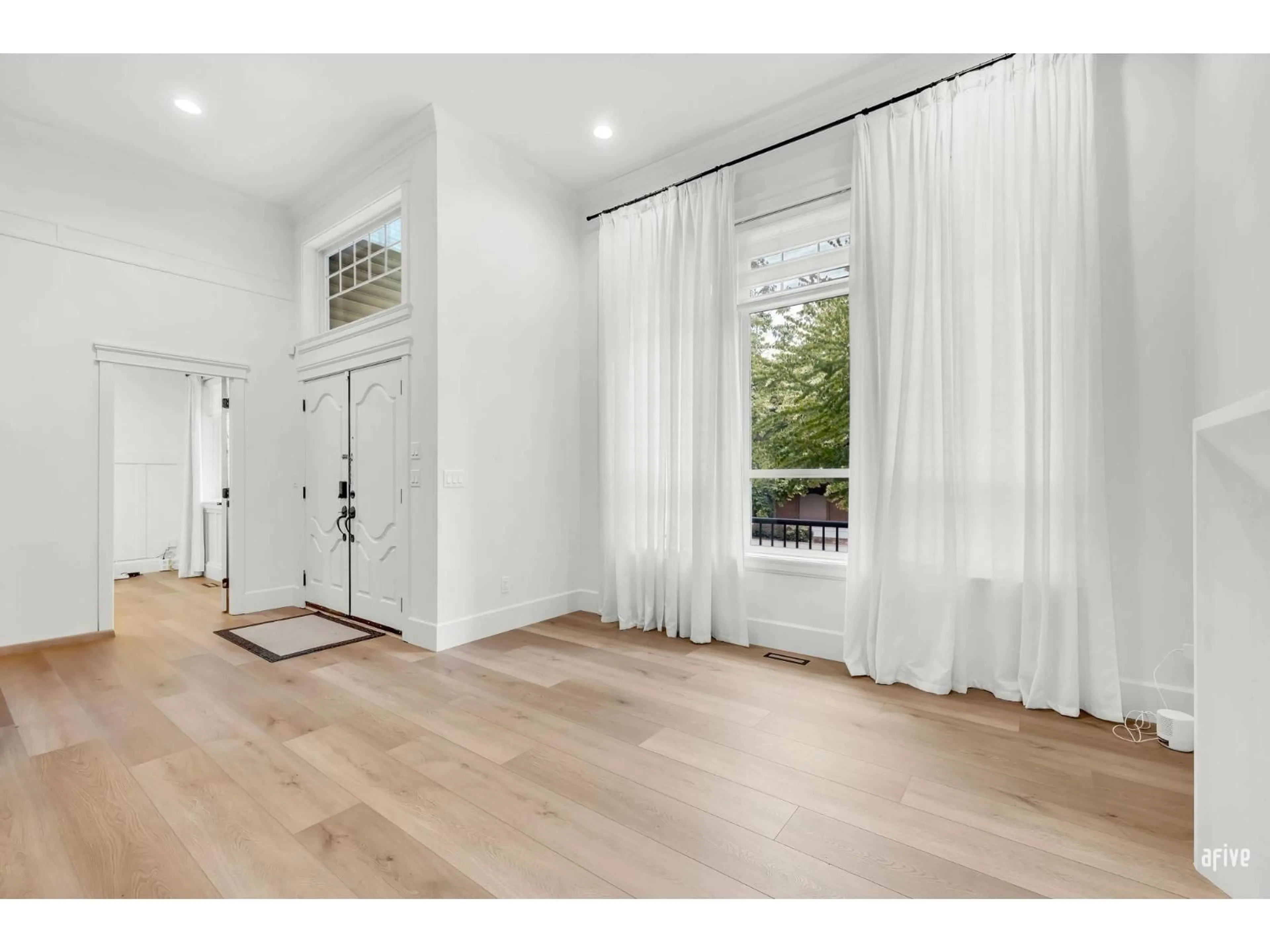 Indoor entryway for 17293 64, Surrey British Columbia V3S1Y6