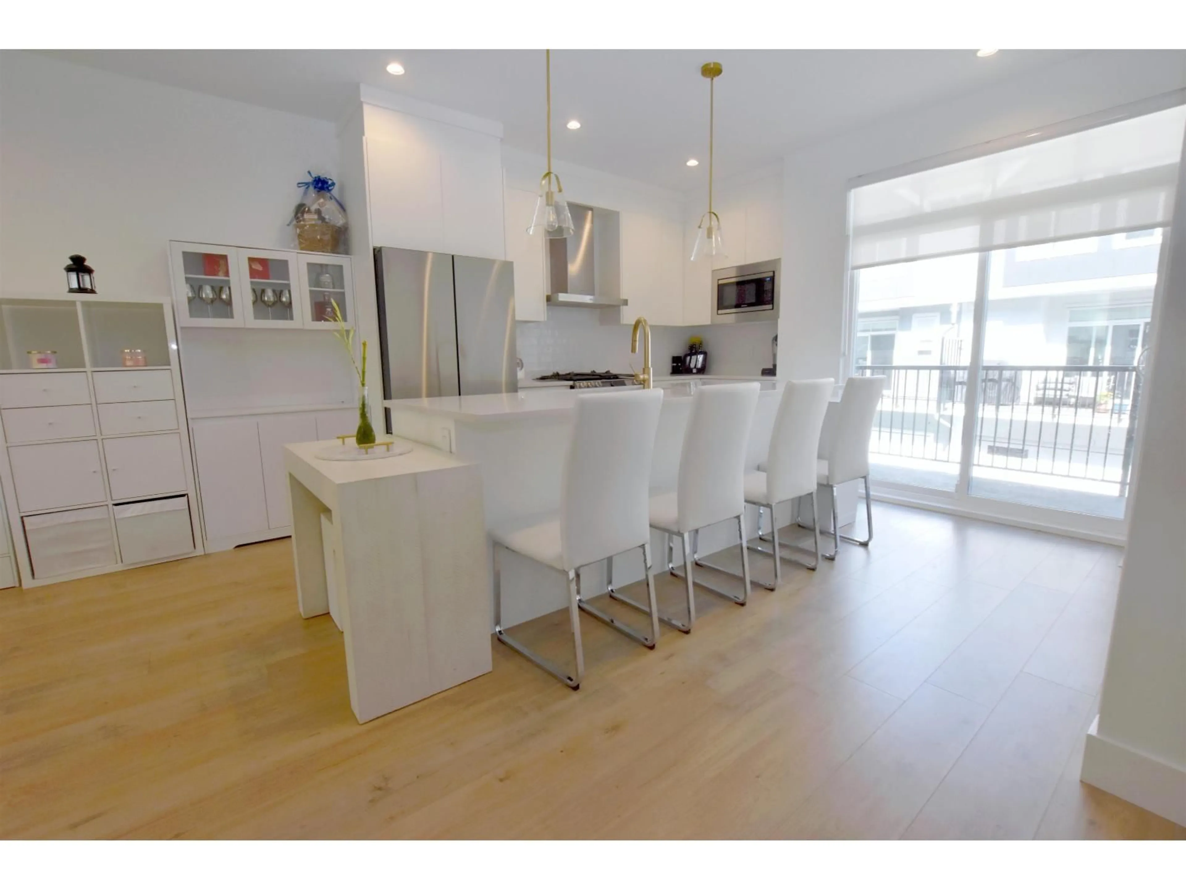 Open concept kitchen, unknown for 12 - 17458 100, Surrey British Columbia V4N6X1