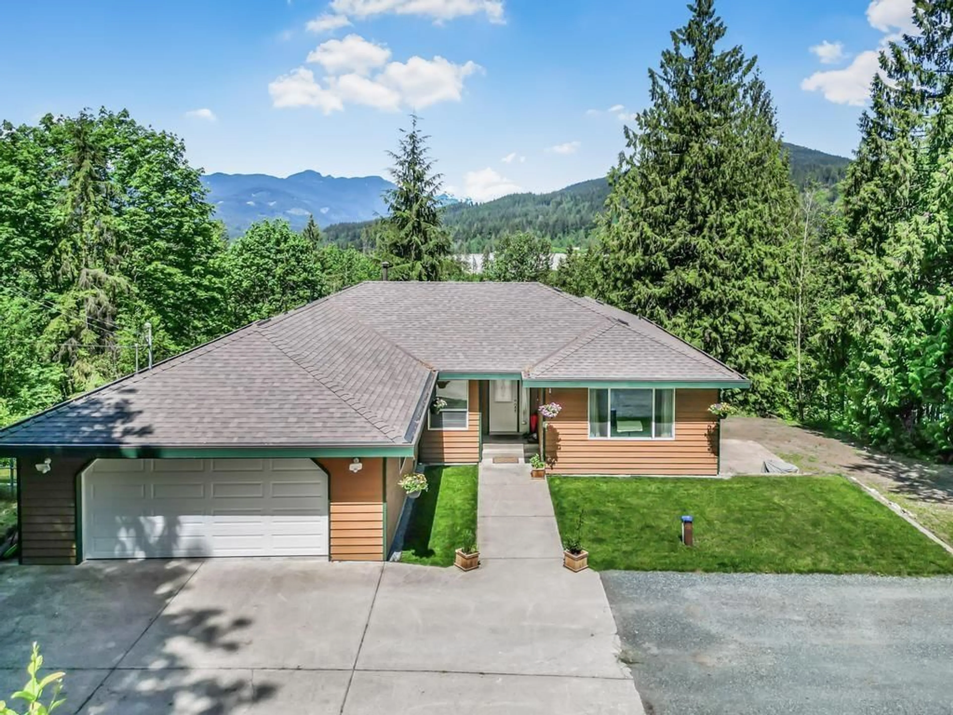 A pic from outside/outdoor area/front of a property/back of a property/a pic from drone, mountain view for 31161 SILVERHILL, Mission British Columbia V4S1G8