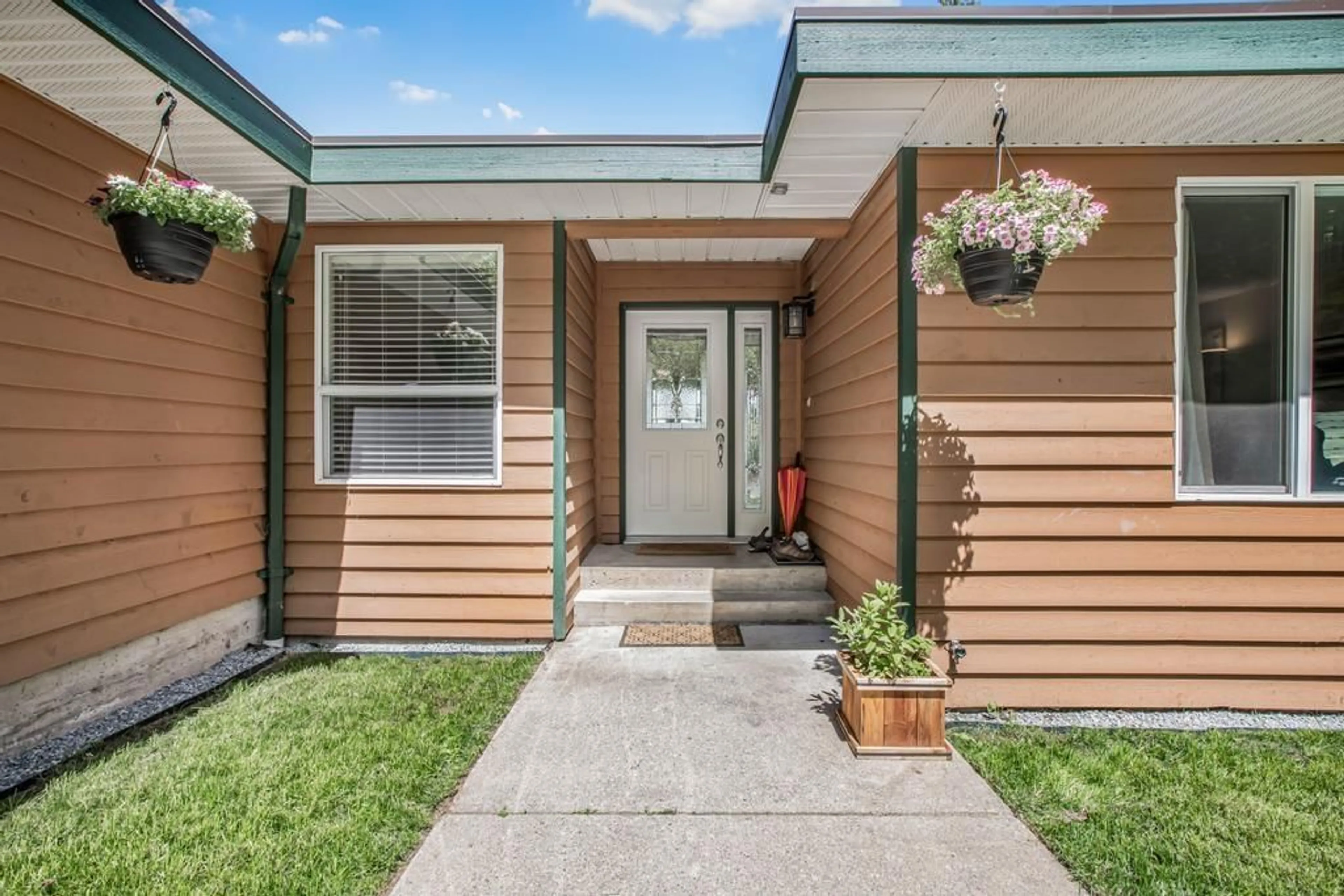 Home with vinyl exterior material, street for 31161 SILVERHILL, Mission British Columbia V4S1G8