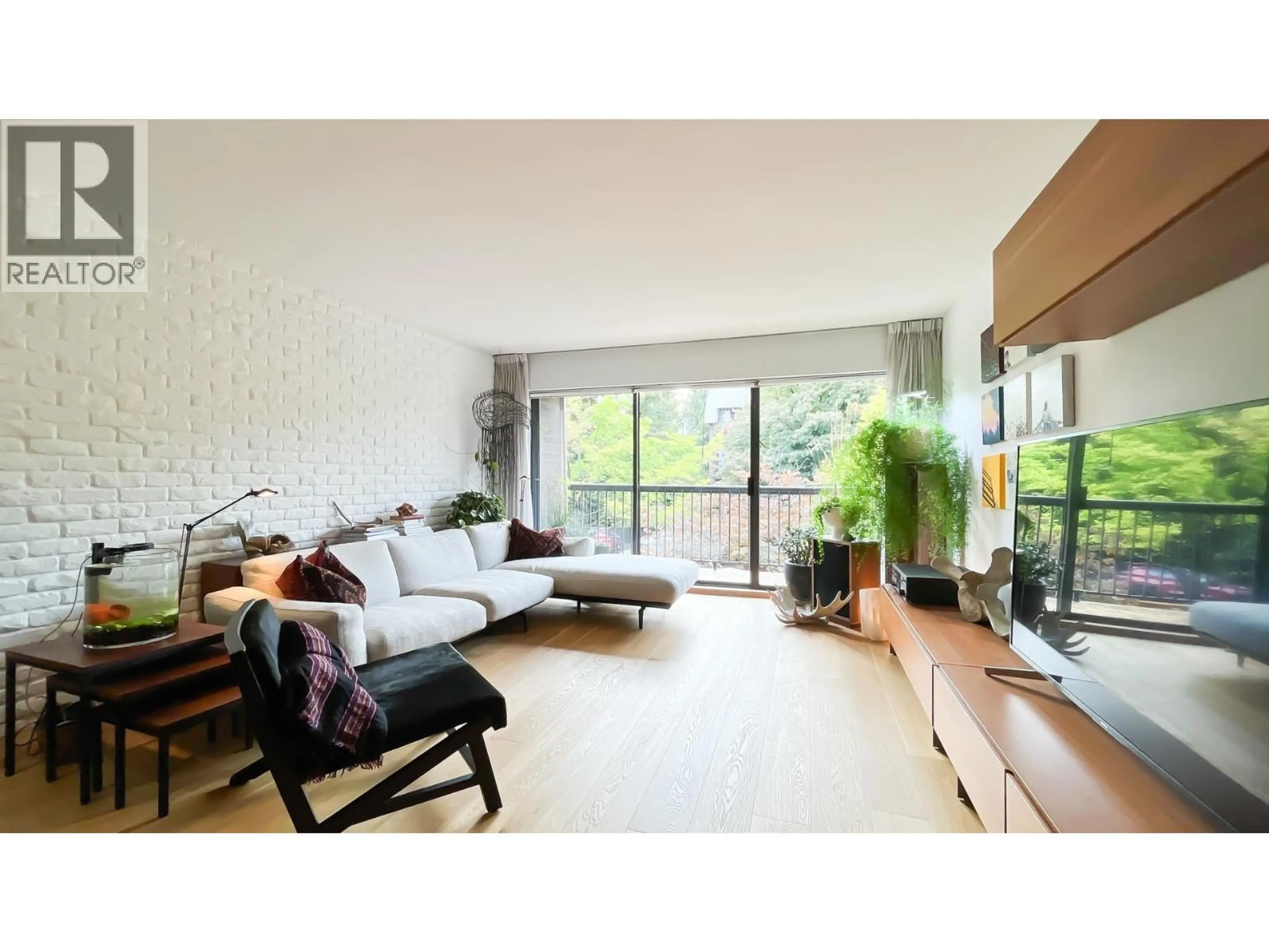 Living room with furniture, wood/laminate floor for 205 - 3264 OAK STREET, Vancouver British Columbia V6H2L3