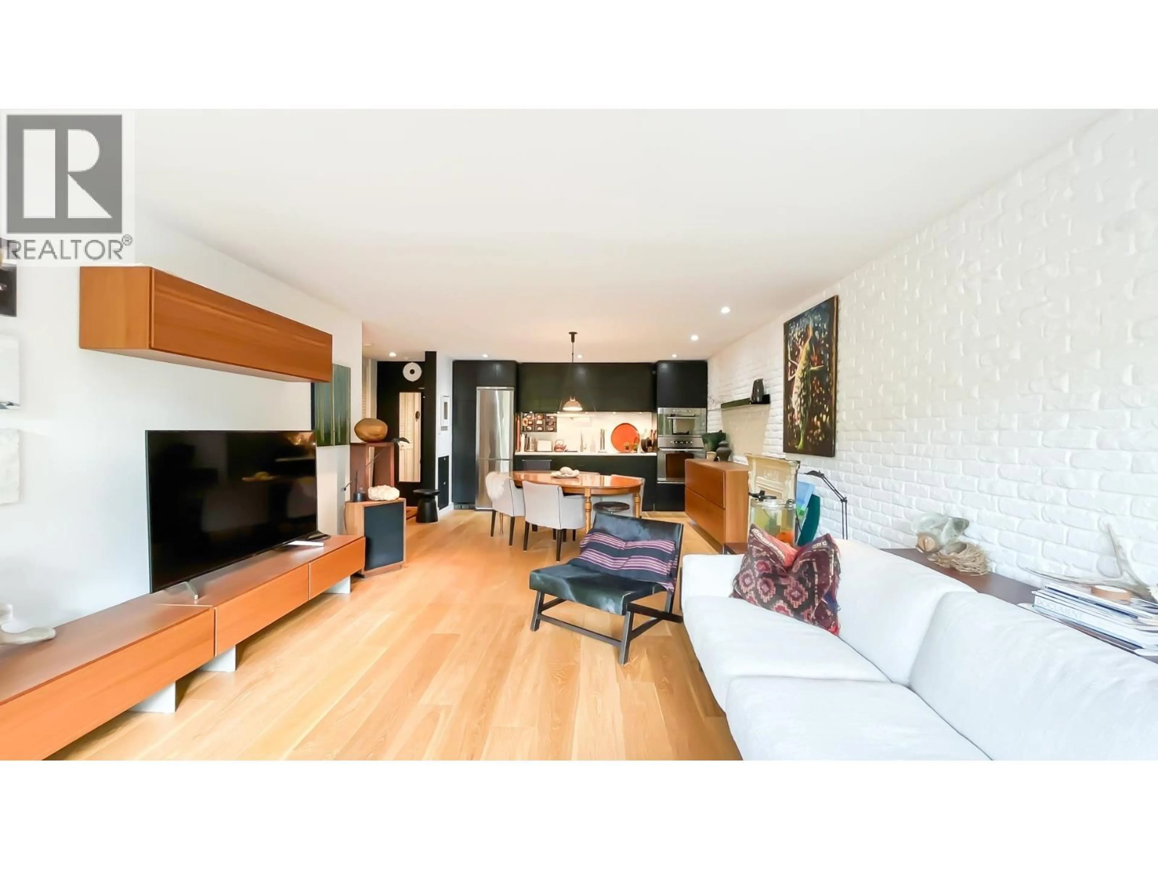 Living room with furniture, wood/laminate floor for 205 - 3264 OAK STREET, Vancouver British Columbia V6H2L3