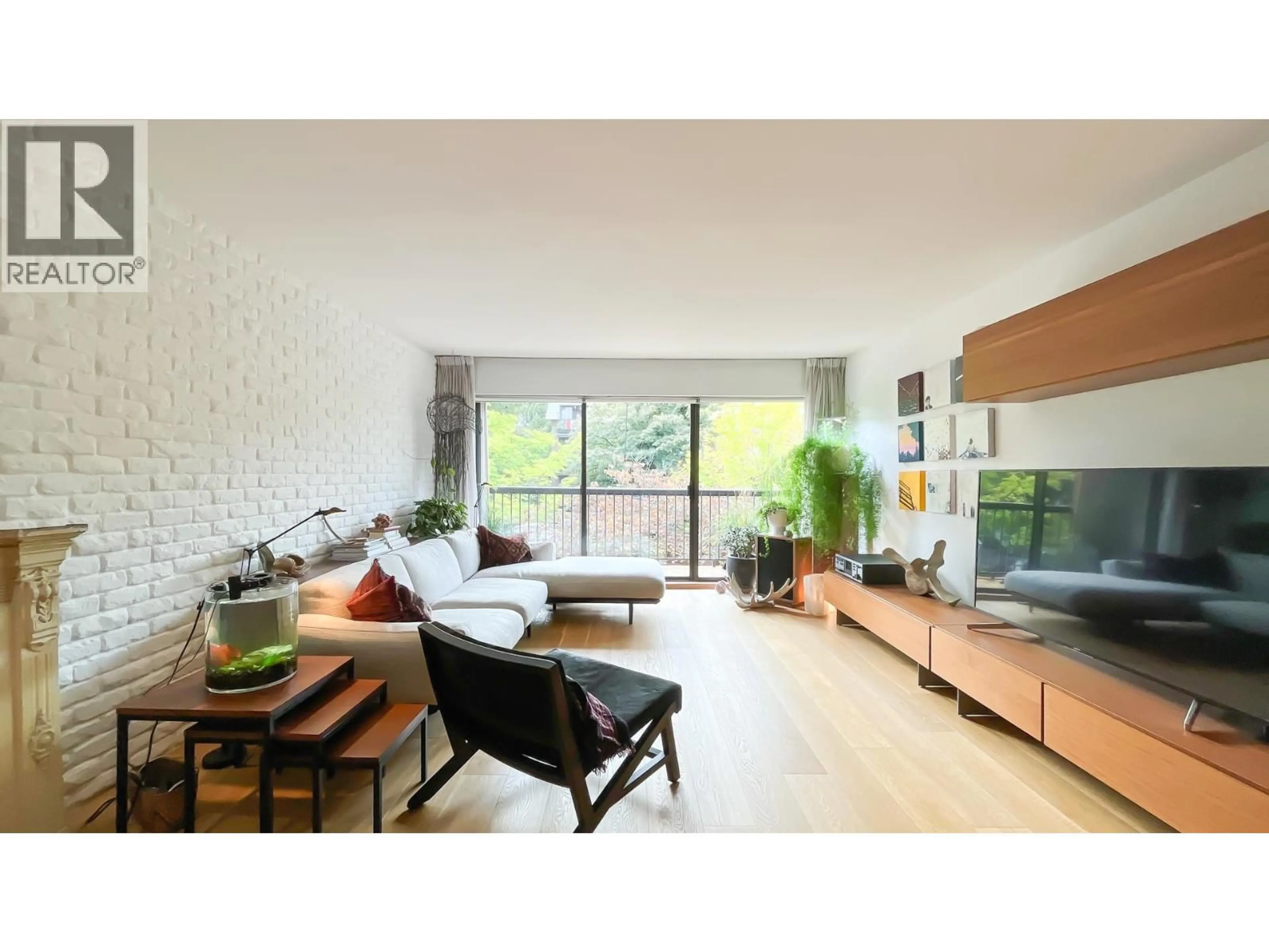 Living room with furniture, wood/laminate floor for 205 - 3264 OAK STREET, Vancouver British Columbia V6H2L3