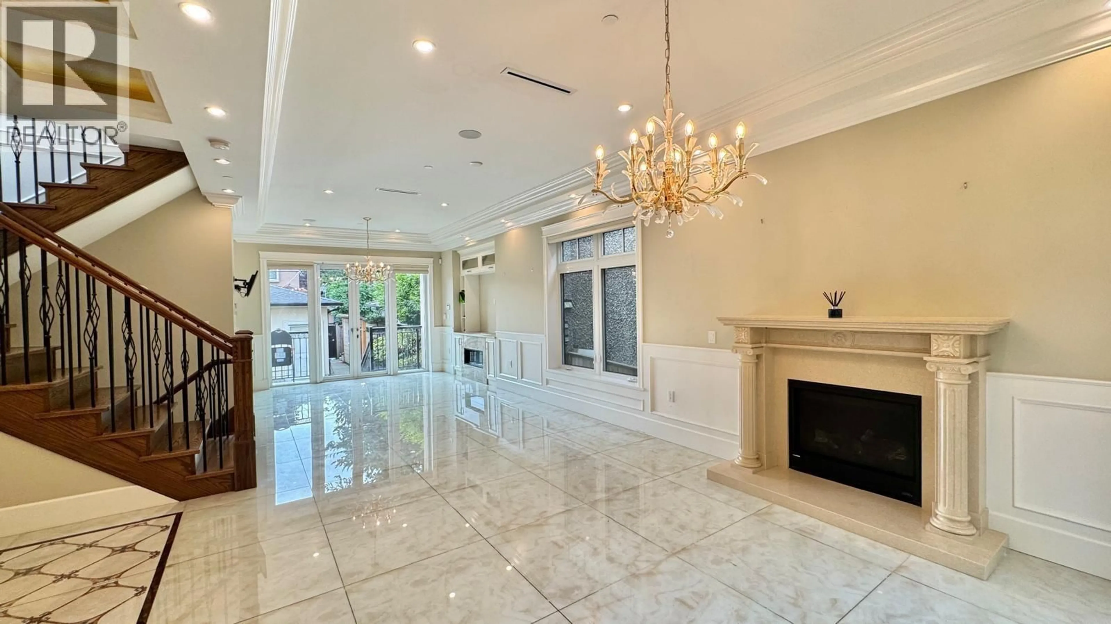 Indoor foyer for 4650 6TH AVENUE, Vancouver British Columbia V6R1V7