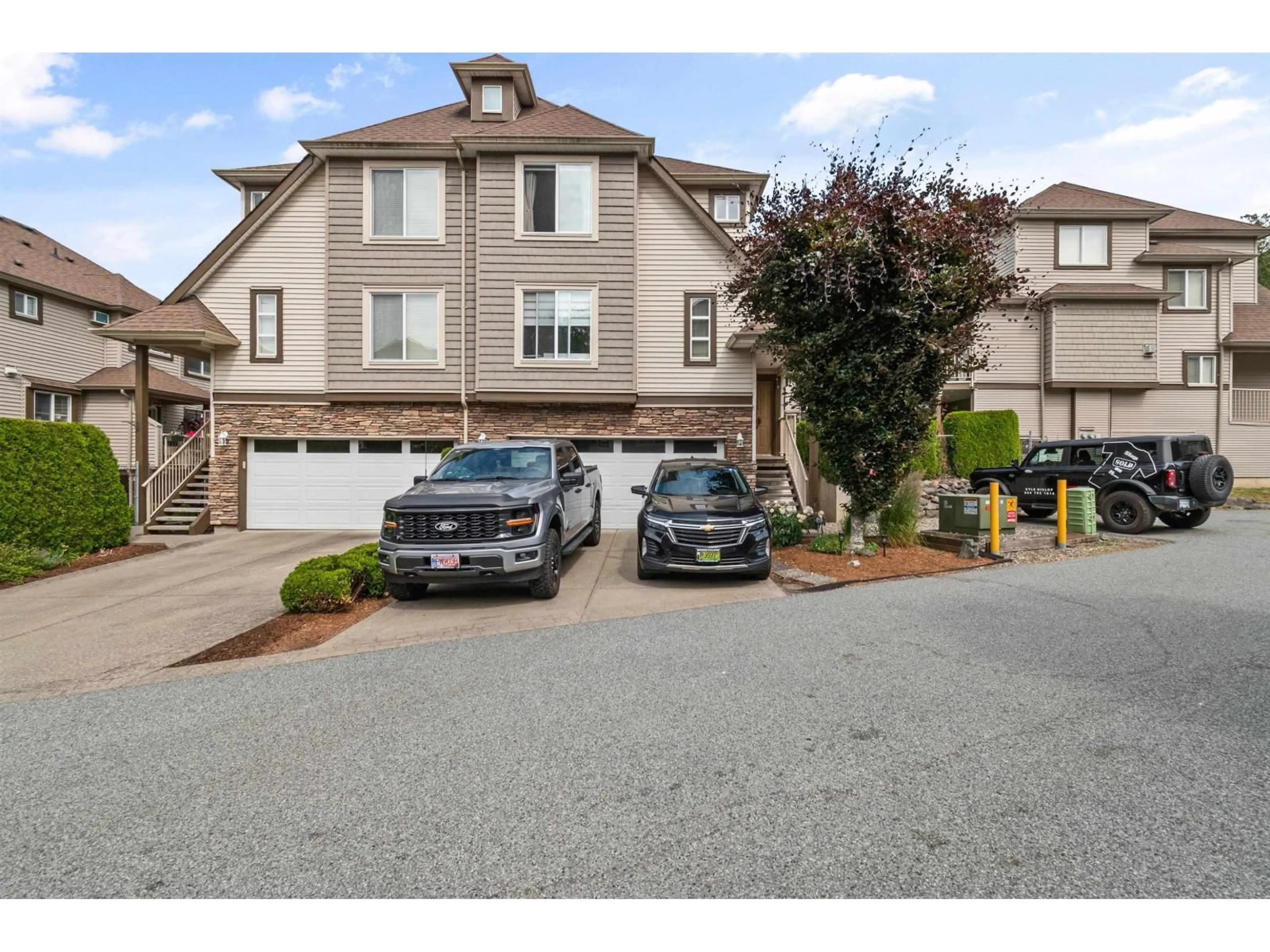 A pic from outside/outdoor area/front of a property/back of a property/a pic from drone, street for 25 - 46778 HUDSON ROAD, Sardis British Columbia V2R0K4