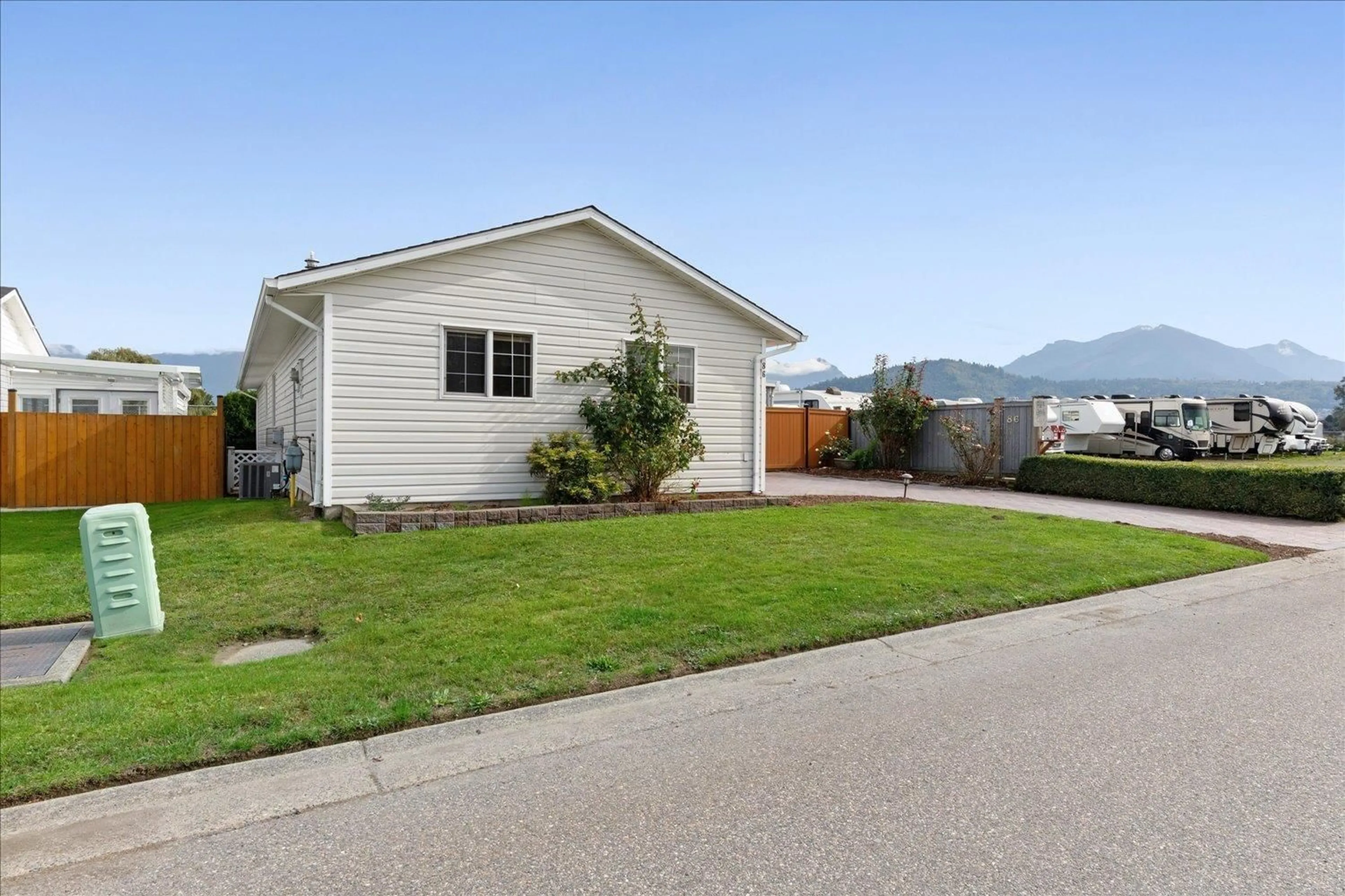 Home with vinyl exterior material, mountain view for 86 - 45918 KNIGHT ROAD, Chilliwack British Columbia V2R3X4