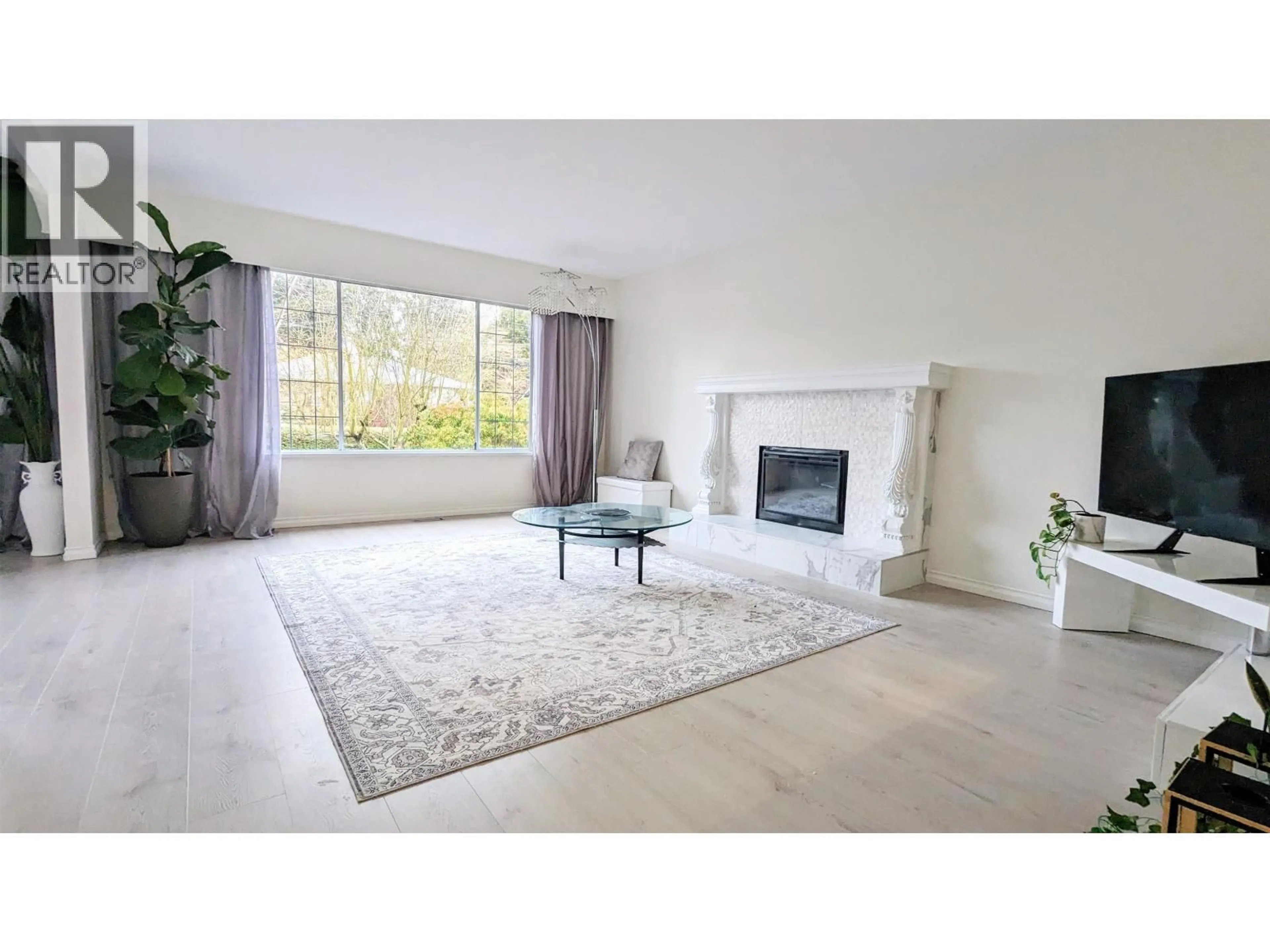 Living room with furniture, unknown for 350 52A STREET, Delta British Columbia V4M2Z9