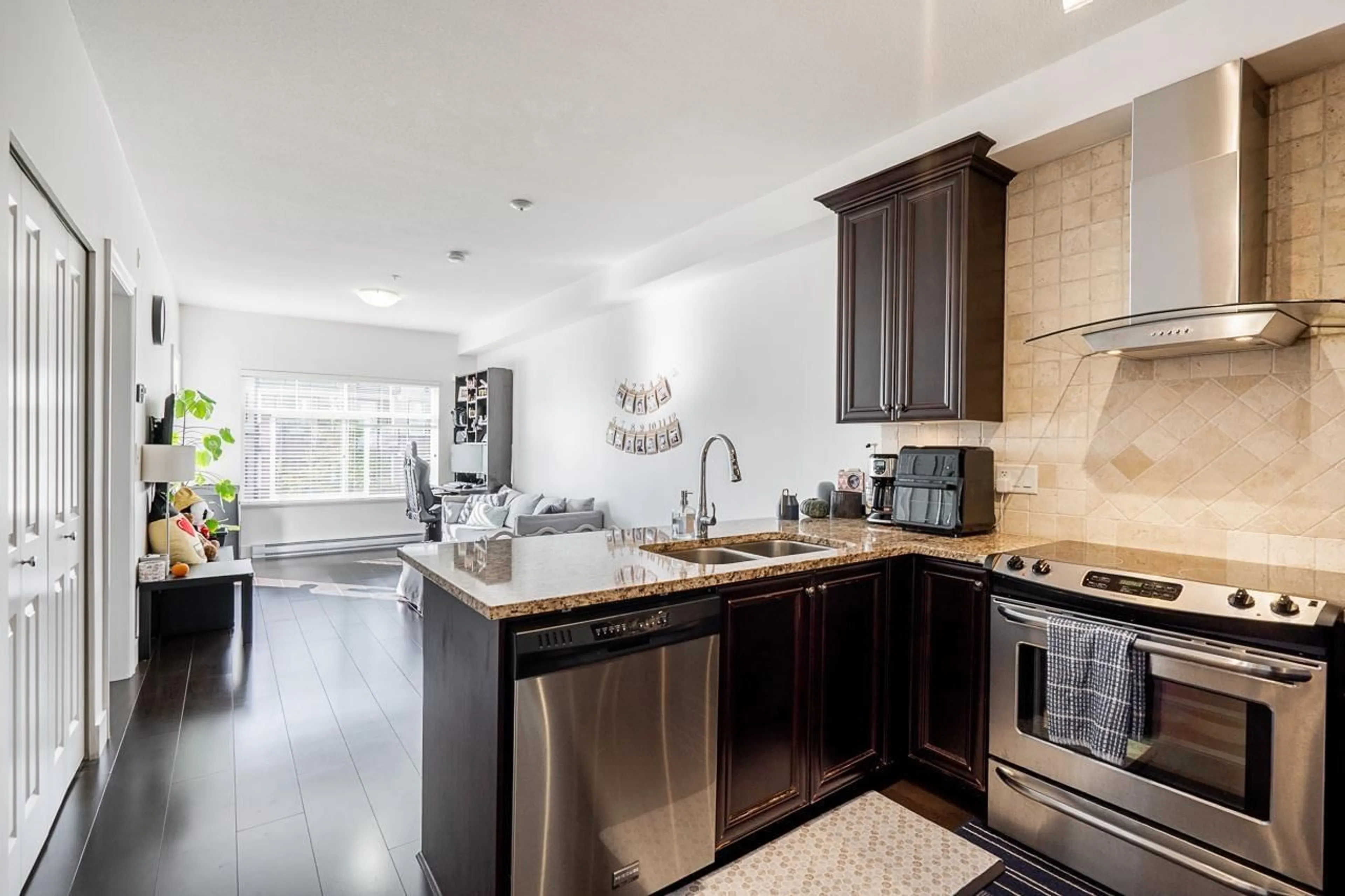 Open concept kitchen, ceramic/tile floor for 313 - 6480 195A, Surrey British Columbia V4N6P1