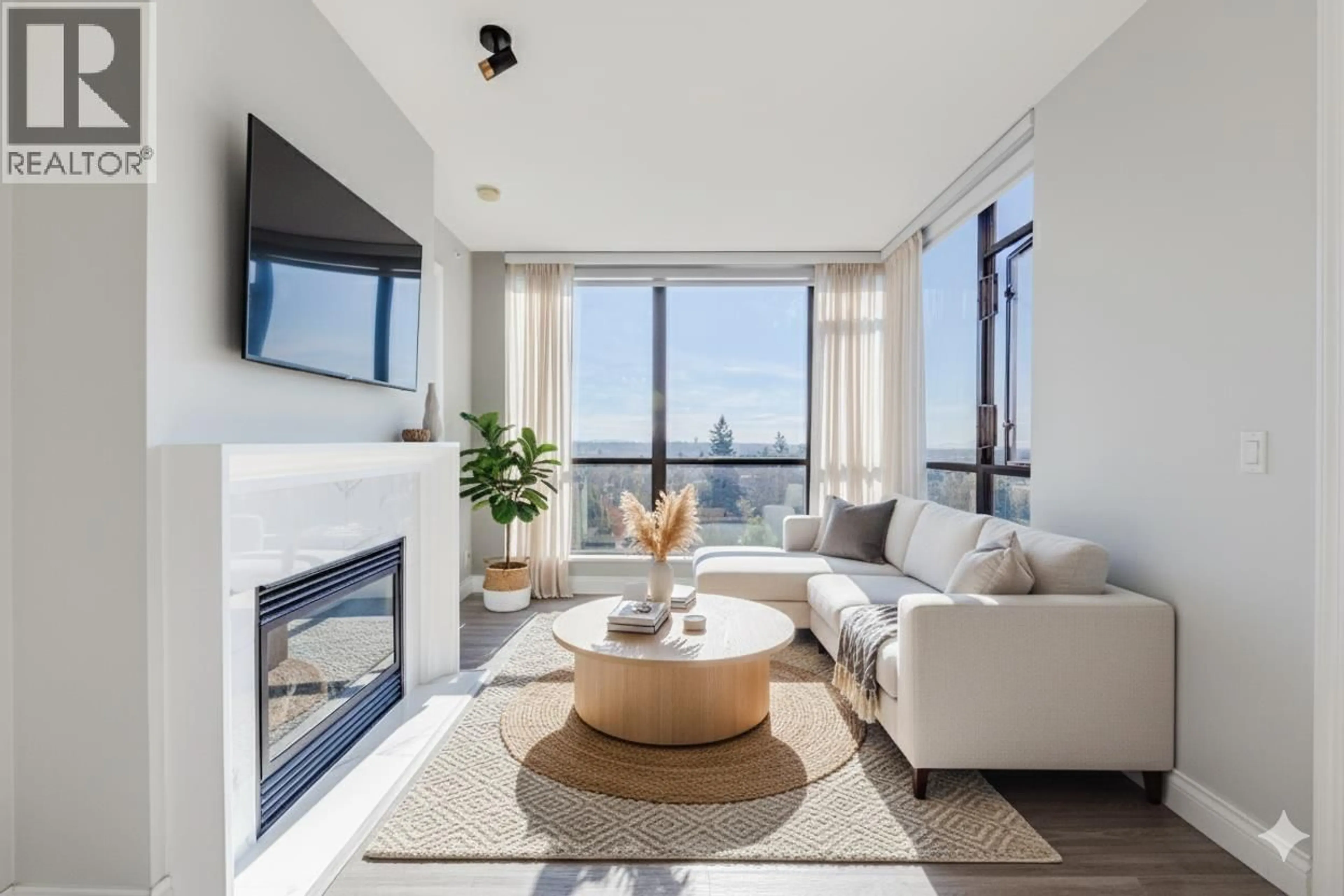 Living room with furniture, unknown for 1001 - 7388 SANDBORNE AVENUE, Burnaby British Columbia V5M4A1