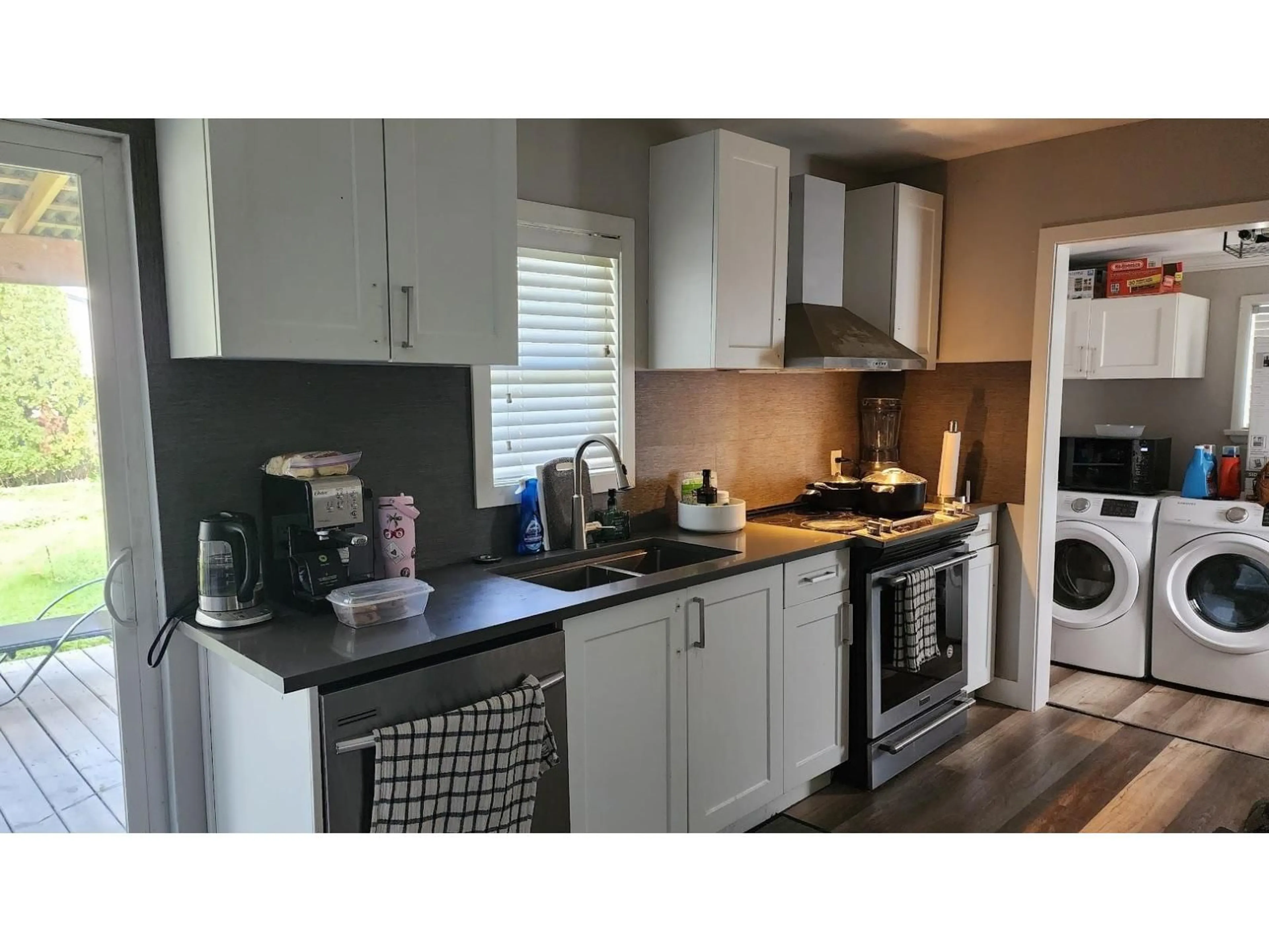 Standard kitchen, wood/laminate floor for 17477 58A, Surrey British Columbia V3S1M9