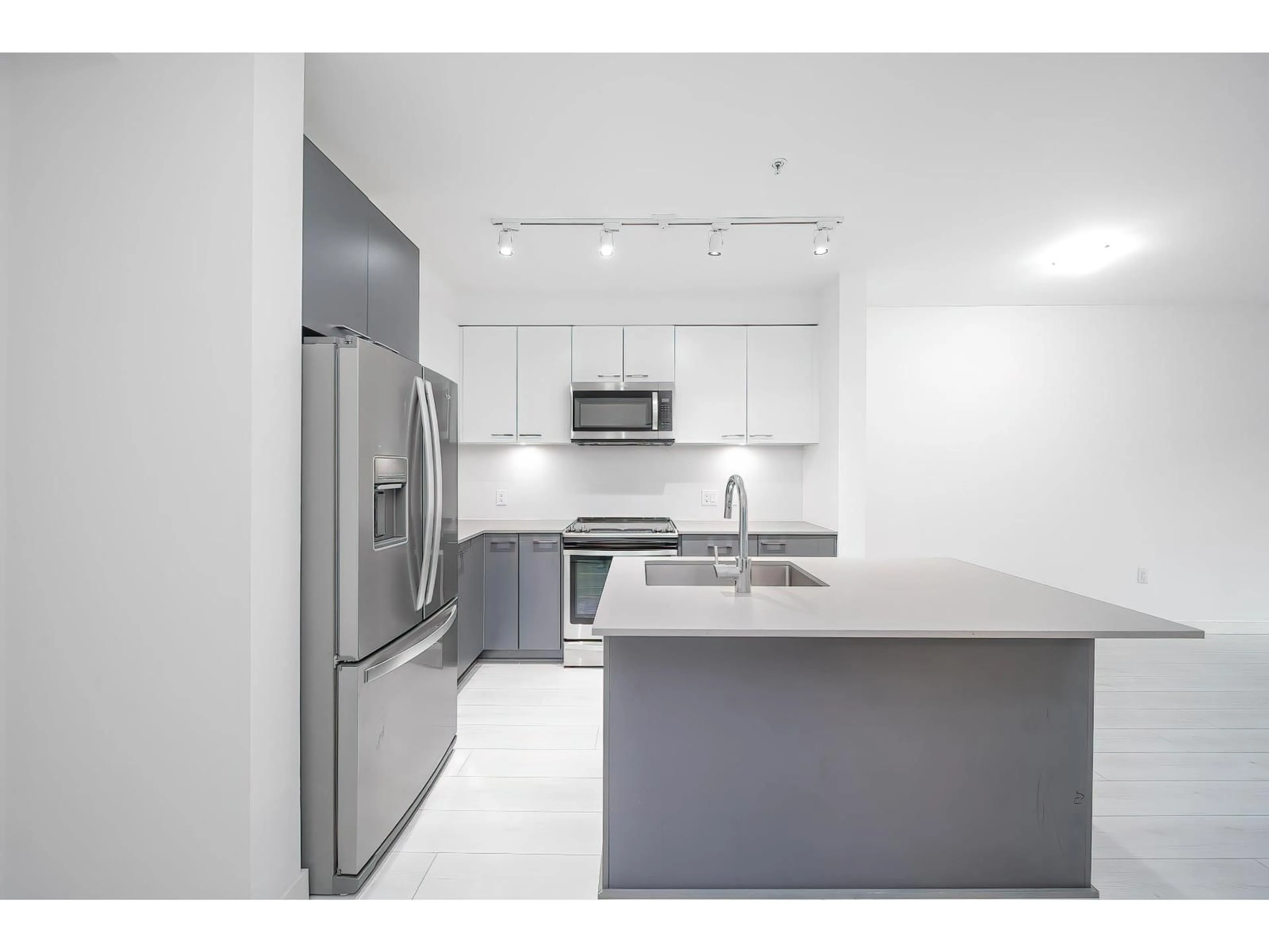 Standard kitchen, unknown for 121 - 13963 105, Surrey British Columbia V3T0M9