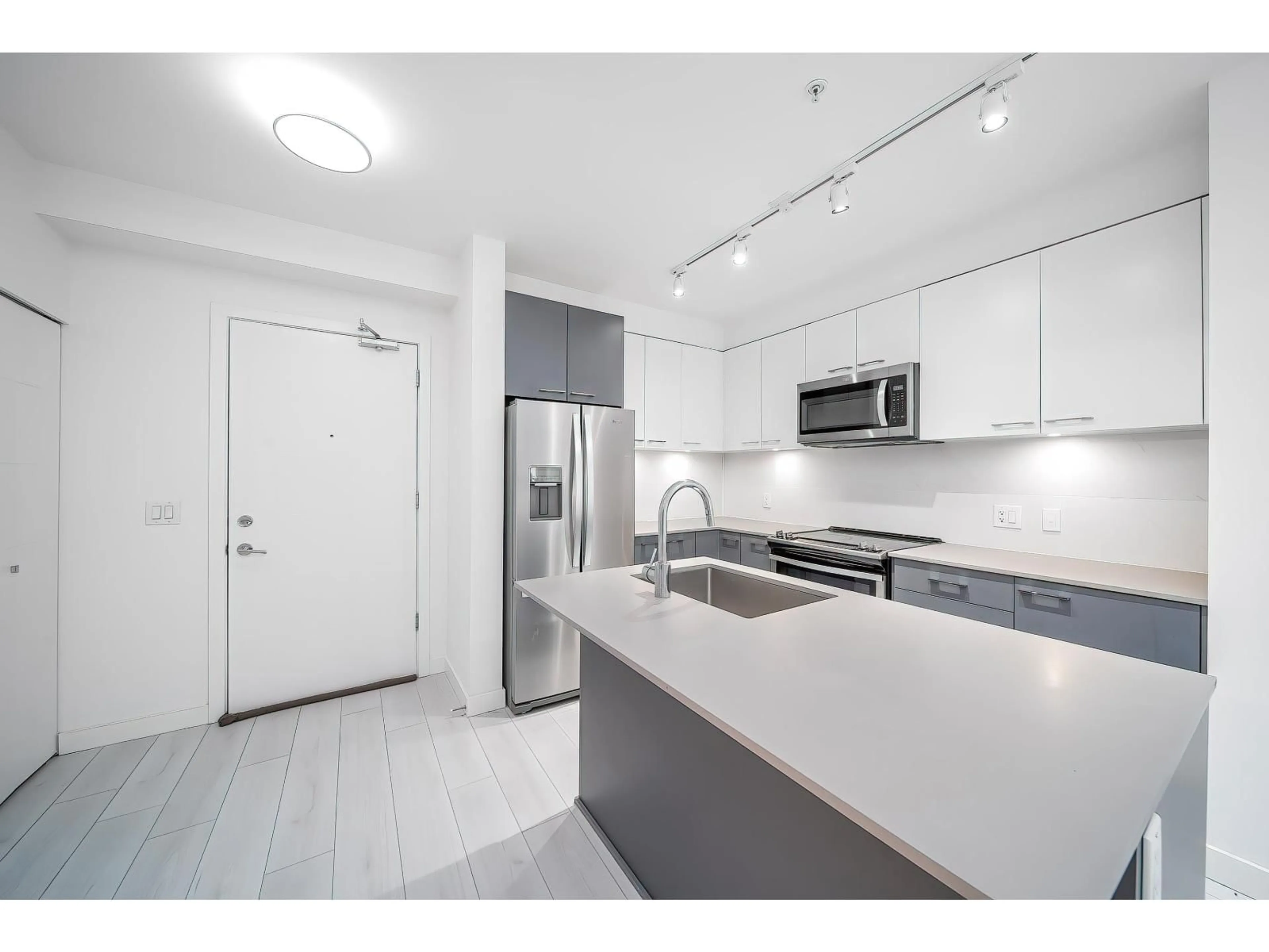 Standard kitchen, unknown for 121 - 13963 105, Surrey British Columbia V3T0M9