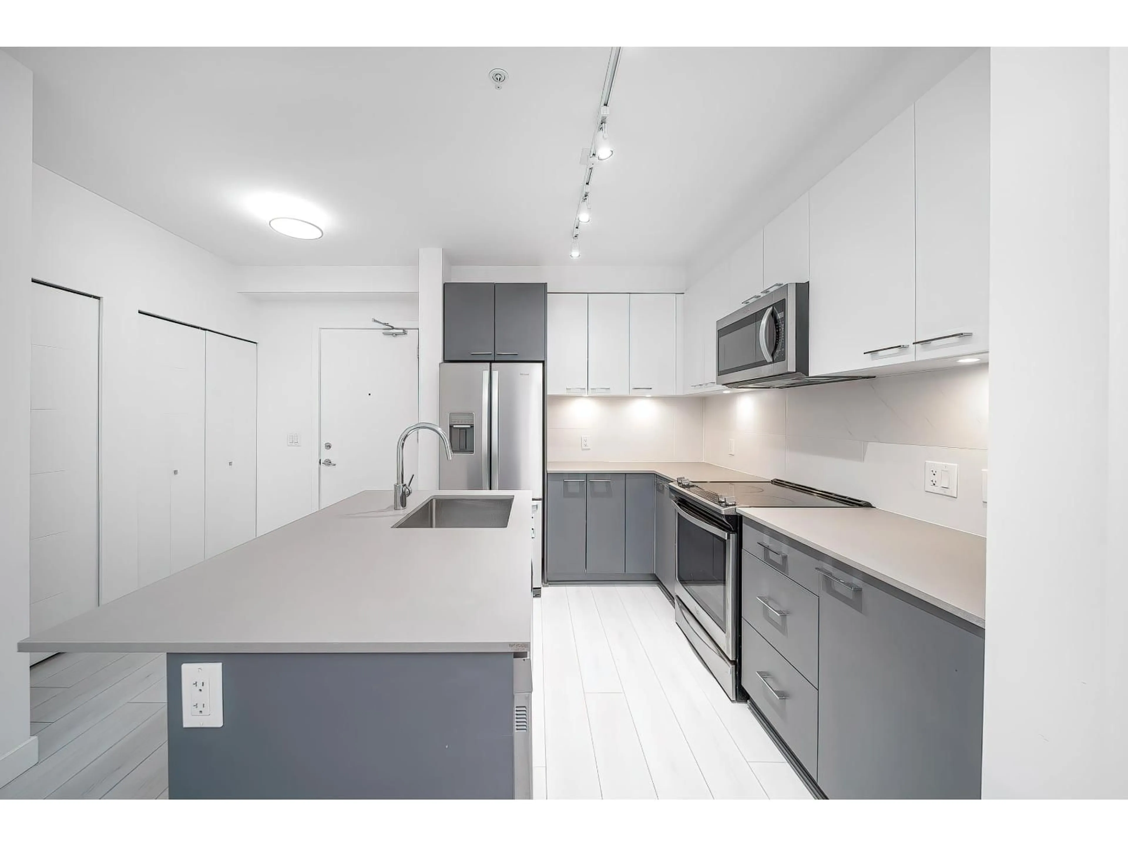 Standard kitchen, unknown for 121 - 13963 105, Surrey British Columbia V3T0M9