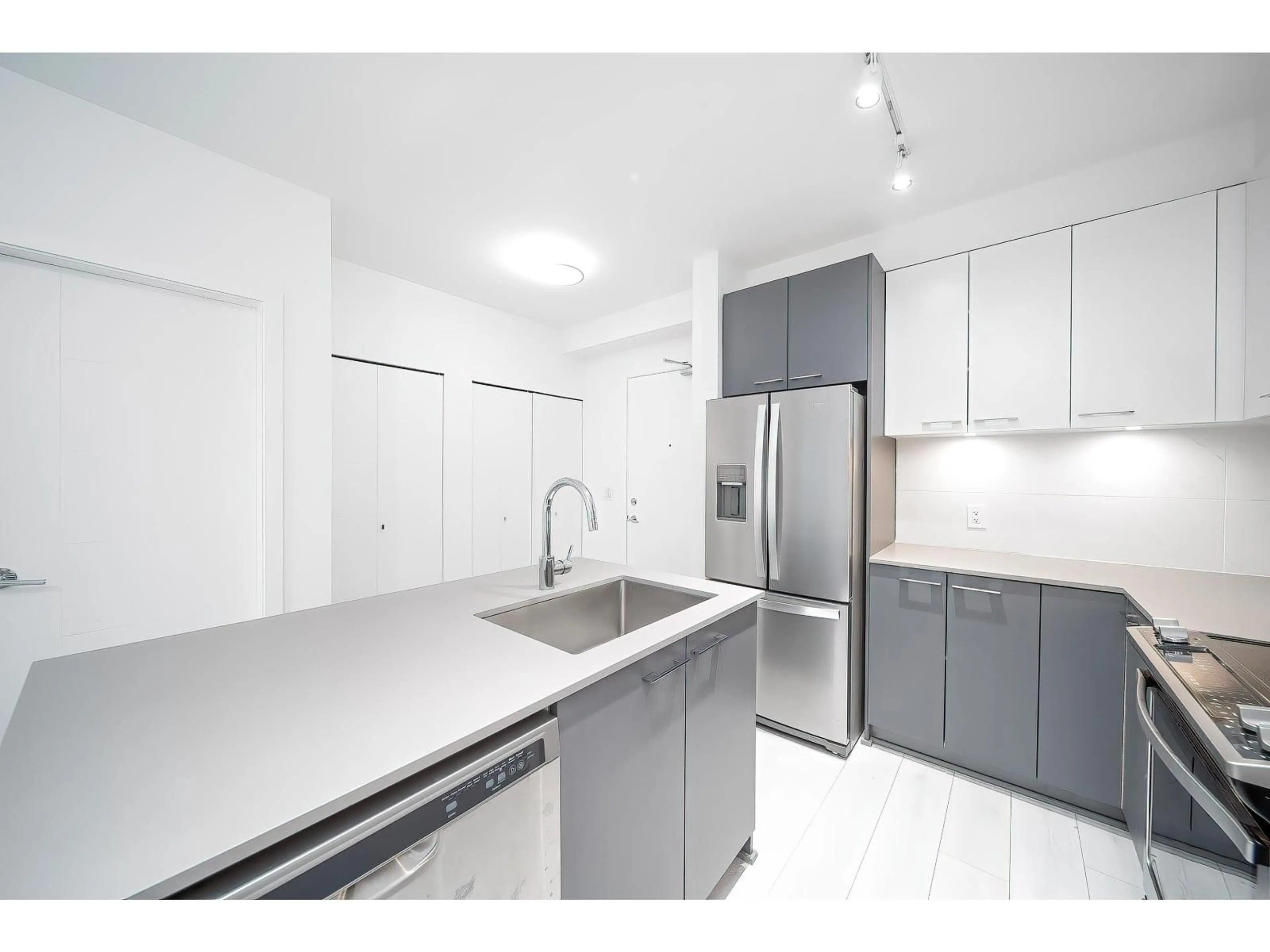 Standard kitchen, unknown for 121 - 13963 105, Surrey British Columbia V3T0M9