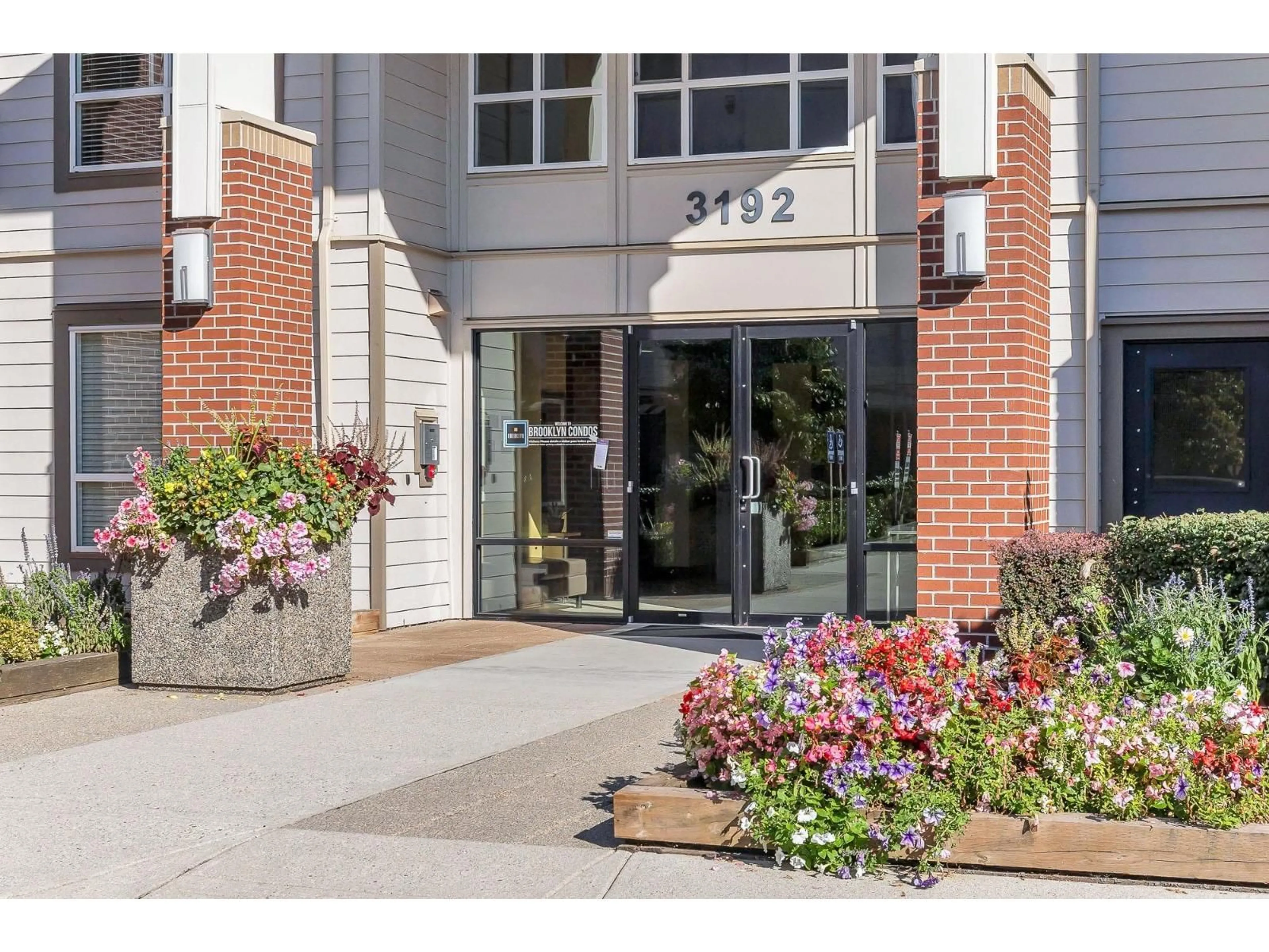 Indoor foyer for 210 - 3192 GLADWIN, Abbotsford British Columbia V2T6M9