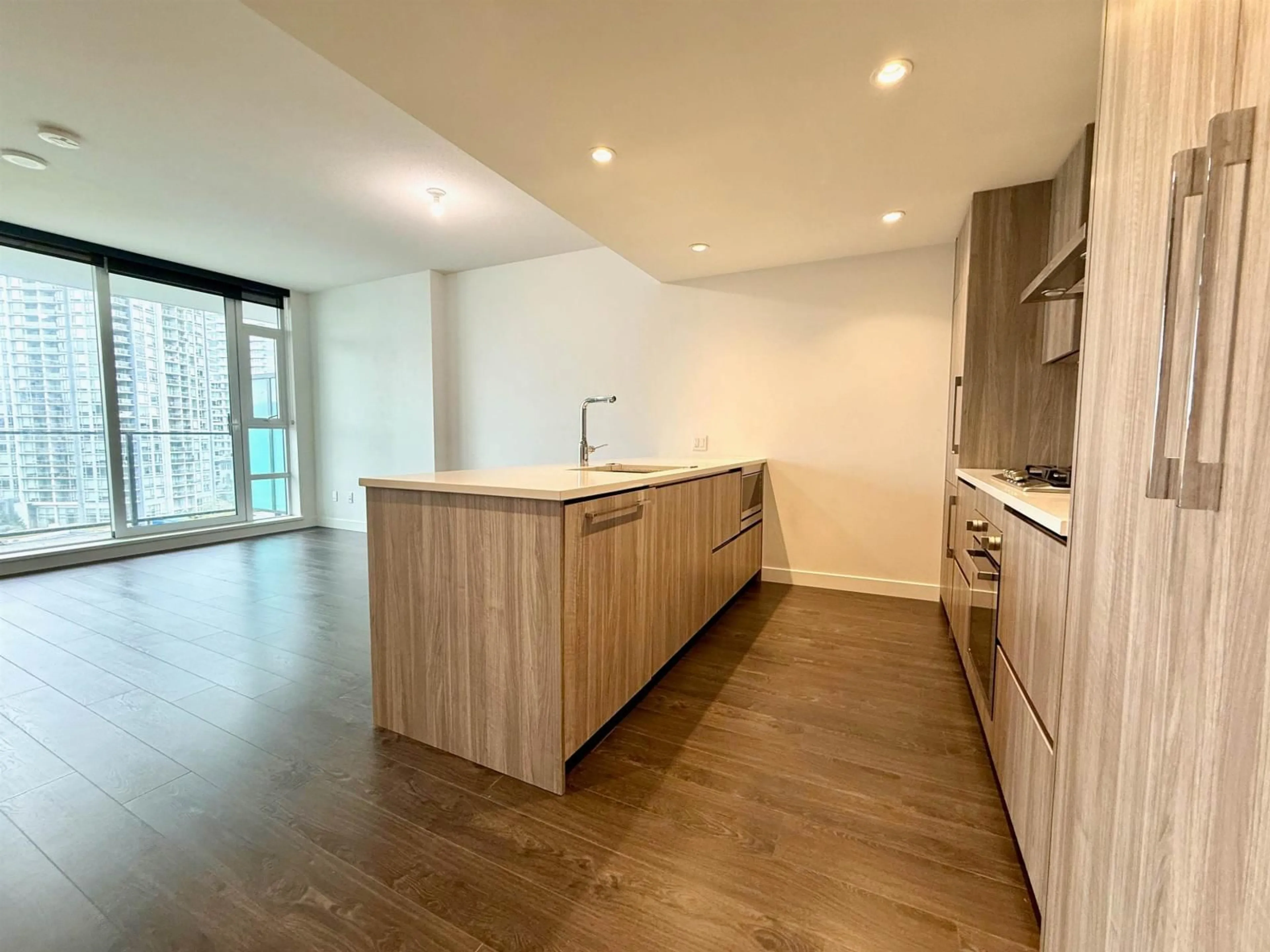 Open concept kitchen, wood/laminate floor for 805 - 9887 WHALLEY, Surrey British Columbia V3T0P4