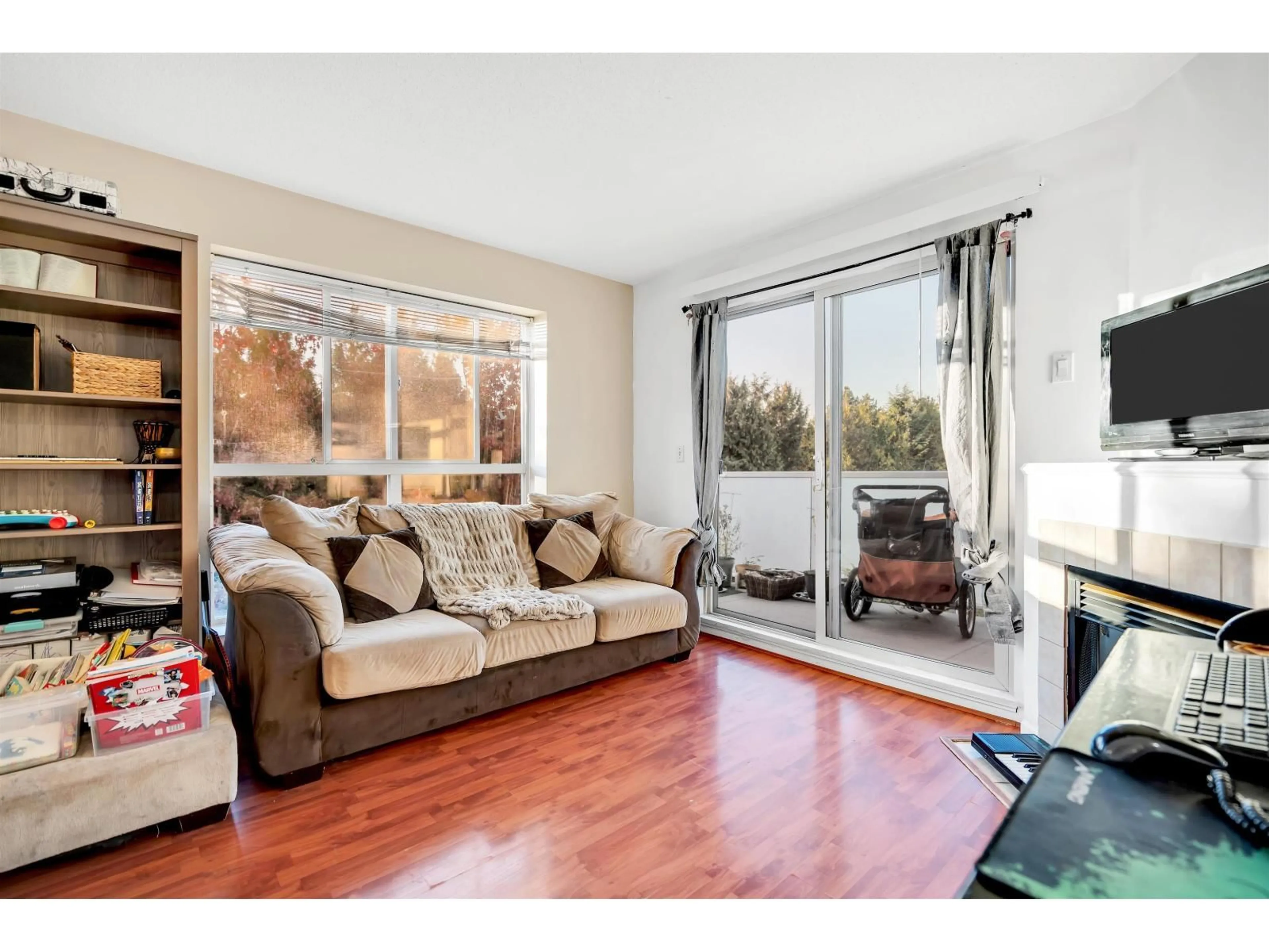 Living room with furniture, wood/laminate floor for 313 - 13780 76, Surrey British Columbia V3W1E5