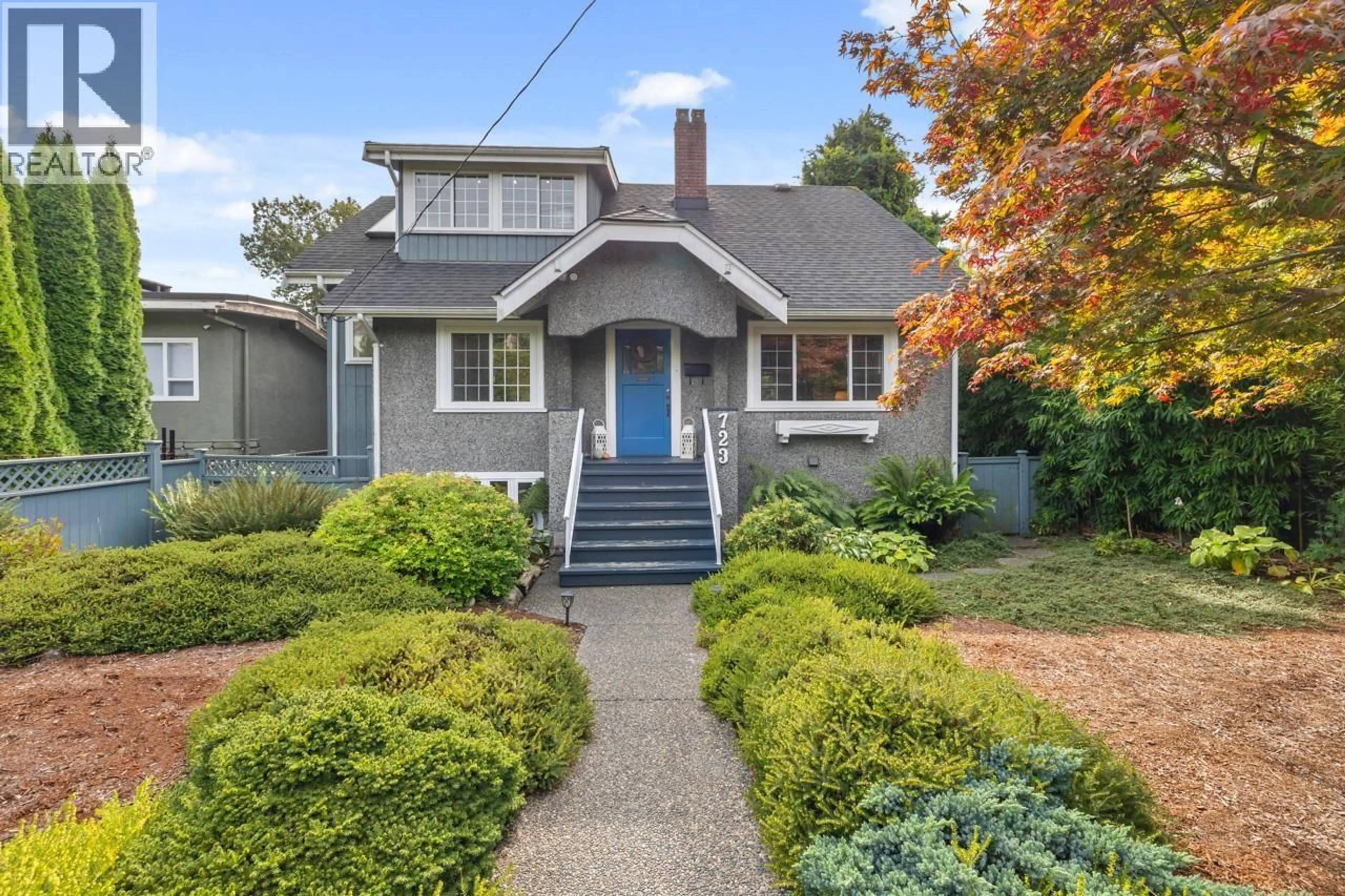 Home with vinyl exterior material, street for 723 4TH STREET, North Vancouver British Columbia V7L1K1