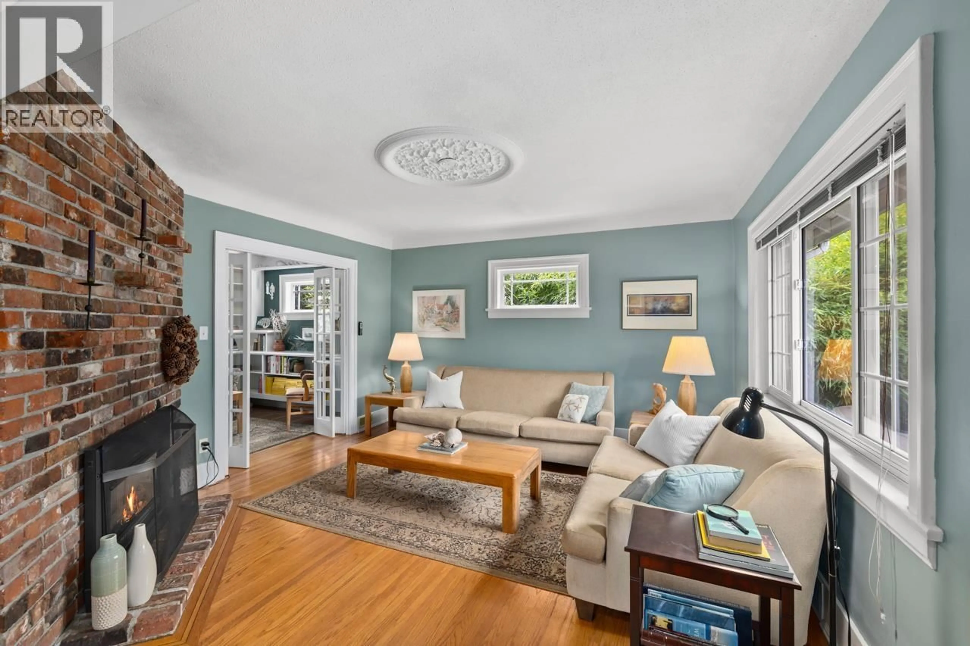 Living room with furniture, unknown for 723 4TH STREET, North Vancouver British Columbia V7L1K1
