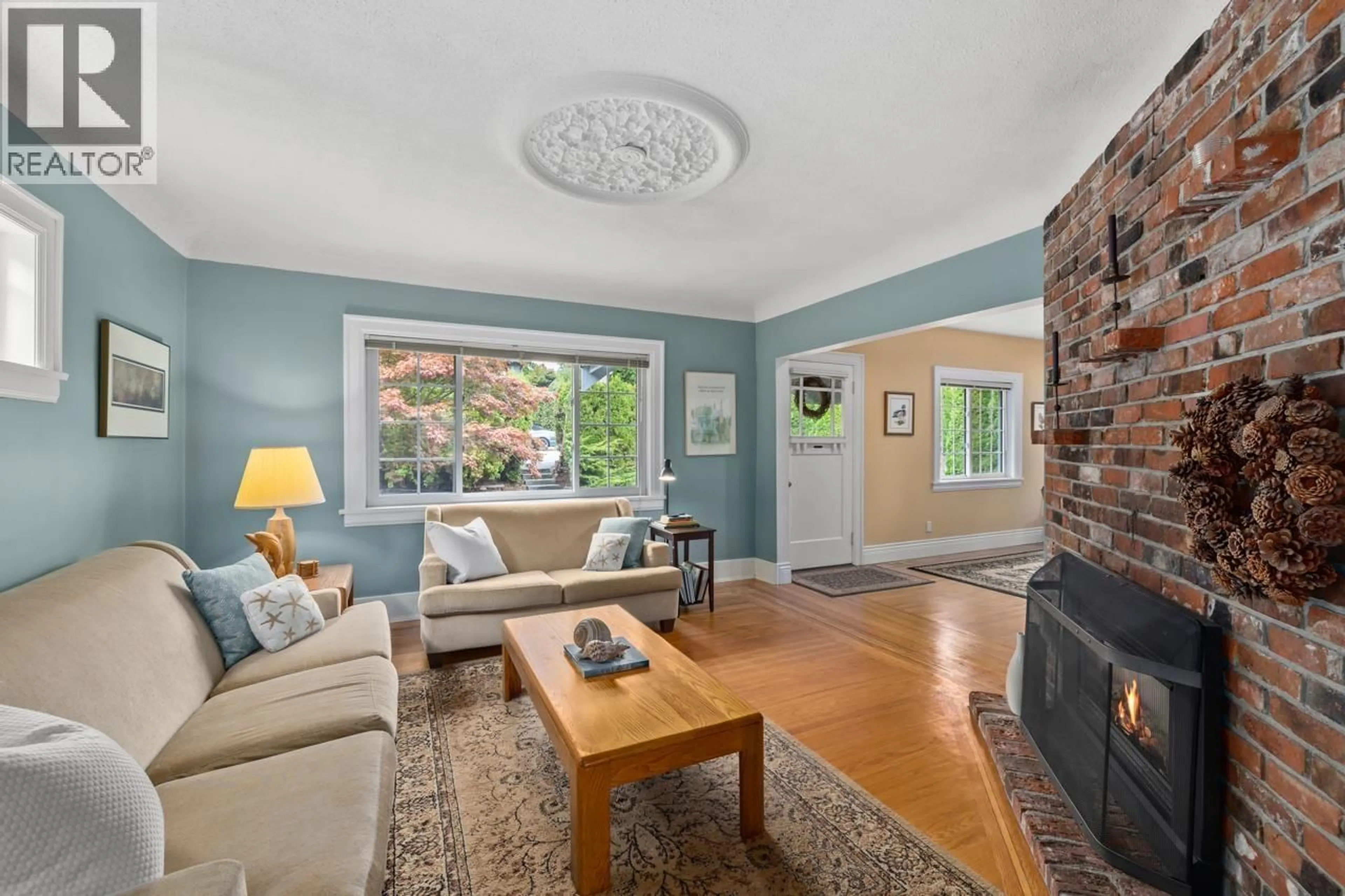 Living room with furniture, unknown for 723 4TH STREET, North Vancouver British Columbia V7L1K1