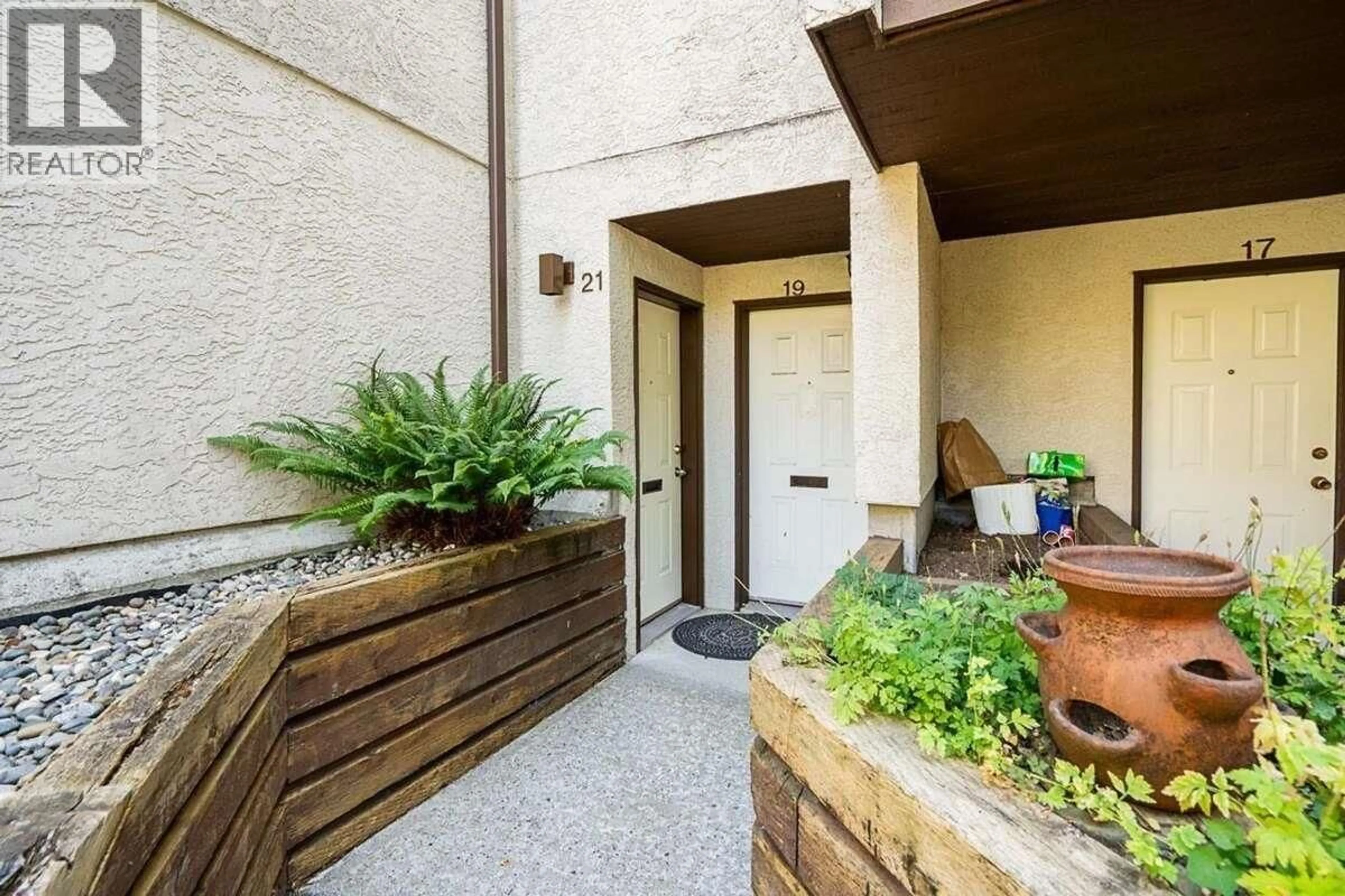 Indoor entryway for 21 - 385 GINGER DRIVE, New Westminster British Columbia V3L5L6