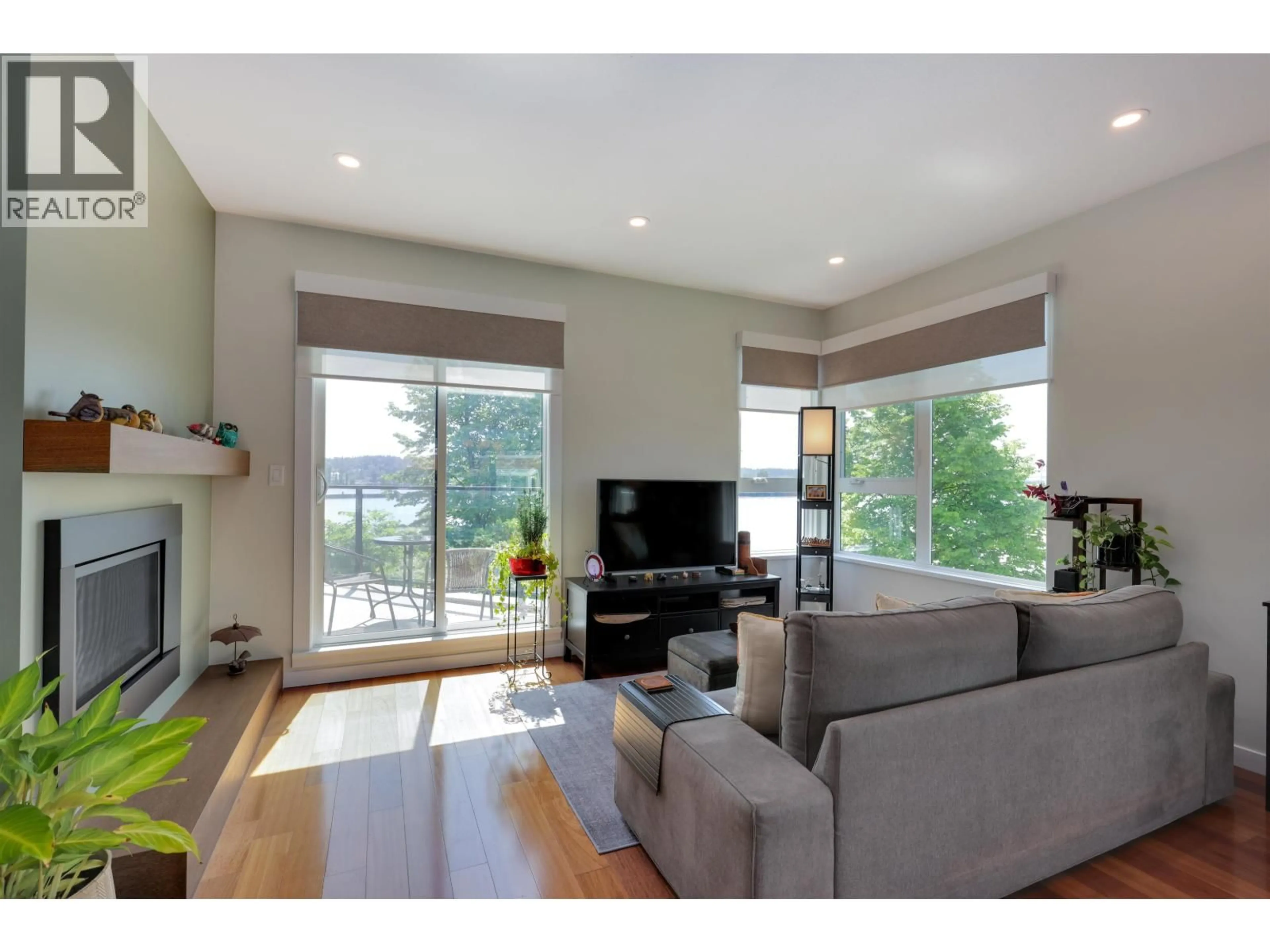 Living room with furniture, wood/laminate floor for 420 - 1150 QUAYSIDE DRIVE, New Westminster British Columbia V3M6E1
