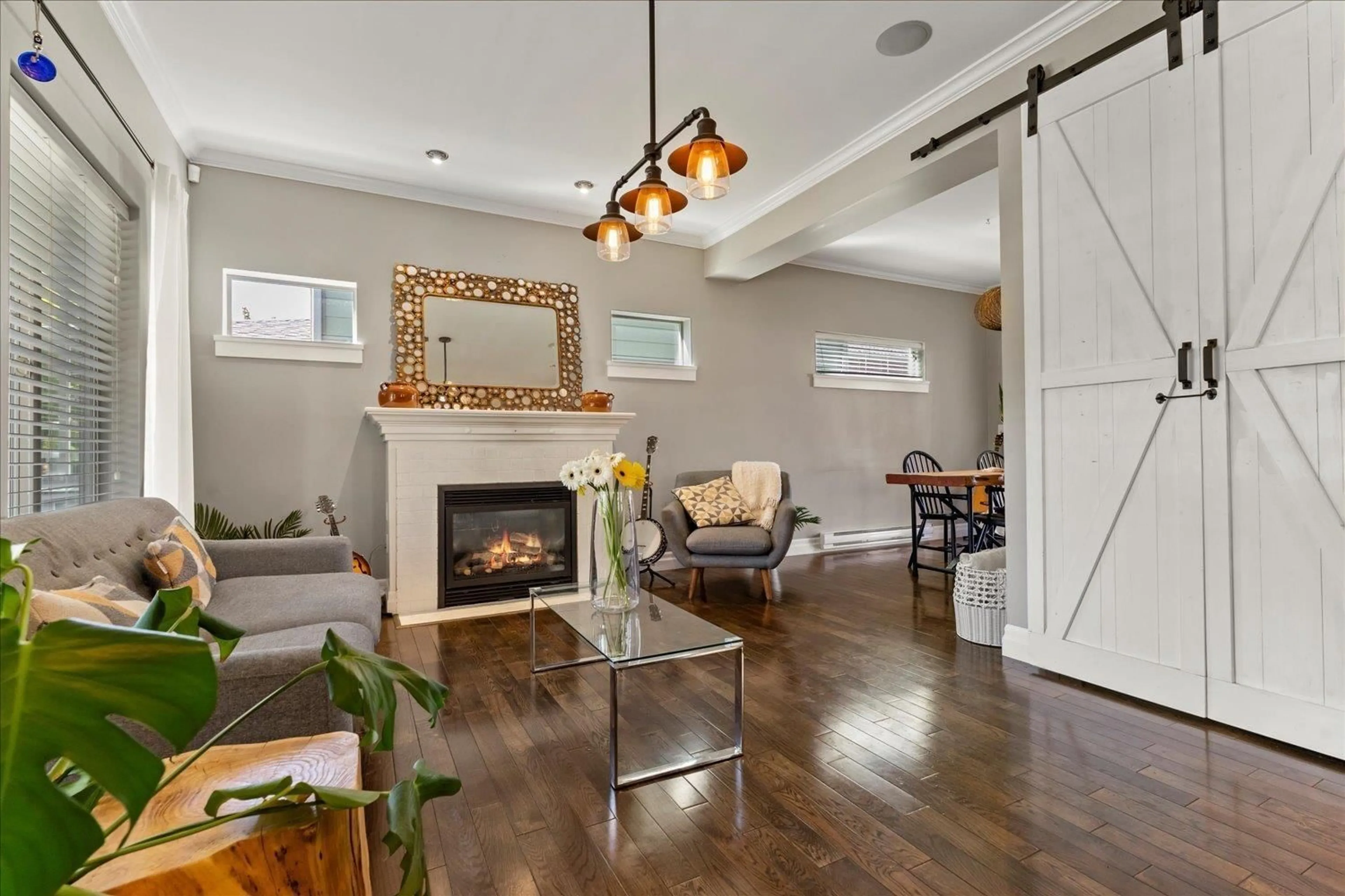 Living room with furniture, wood/laminate floor for 45297 SOOWAHLIE CRESCENT, Chilliwack British Columbia V2R0S2