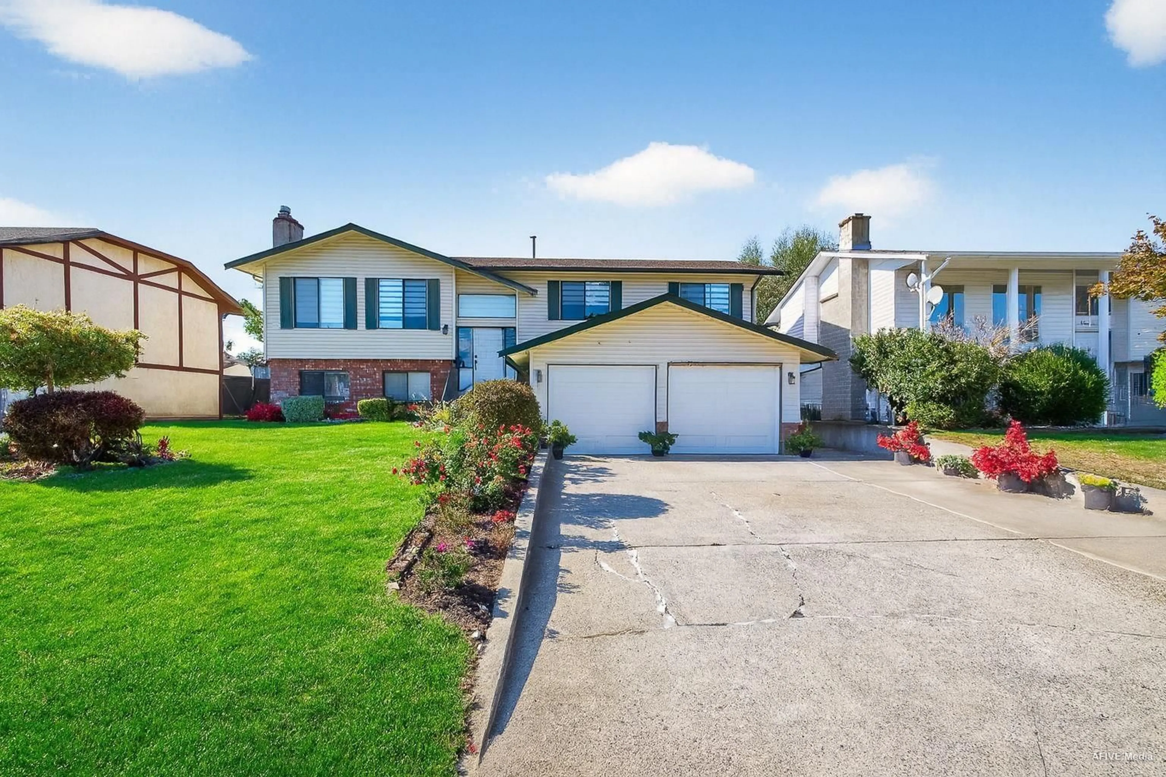 Home with vinyl exterior material, street for 3443 SHUSWAP, Abbotsford British Columbia V2T4Z4