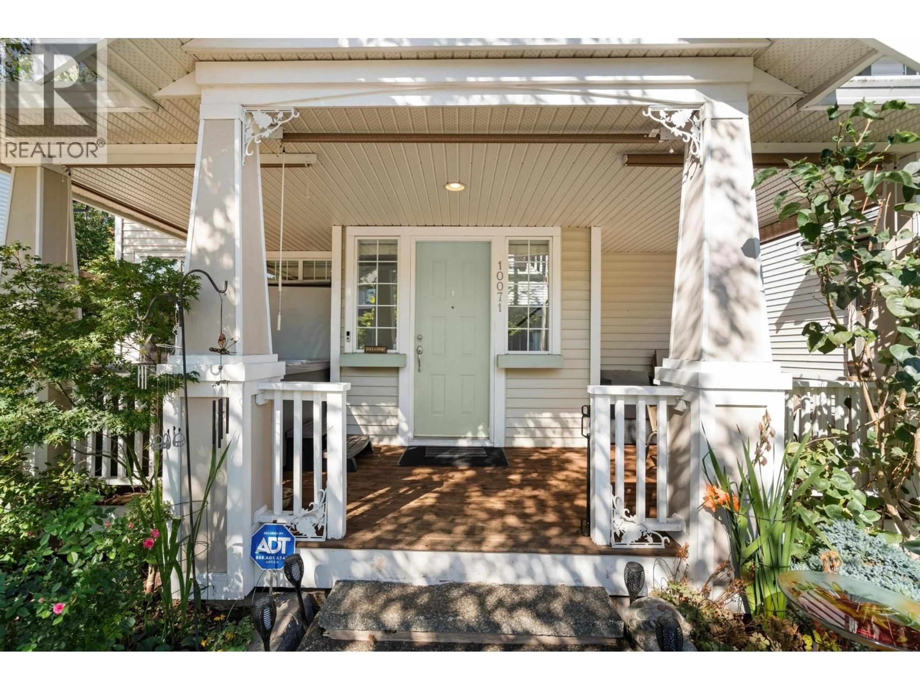 Indoor entryway for 10071 246 A STREET, Maple Ridge British Columbia V2W1Z9