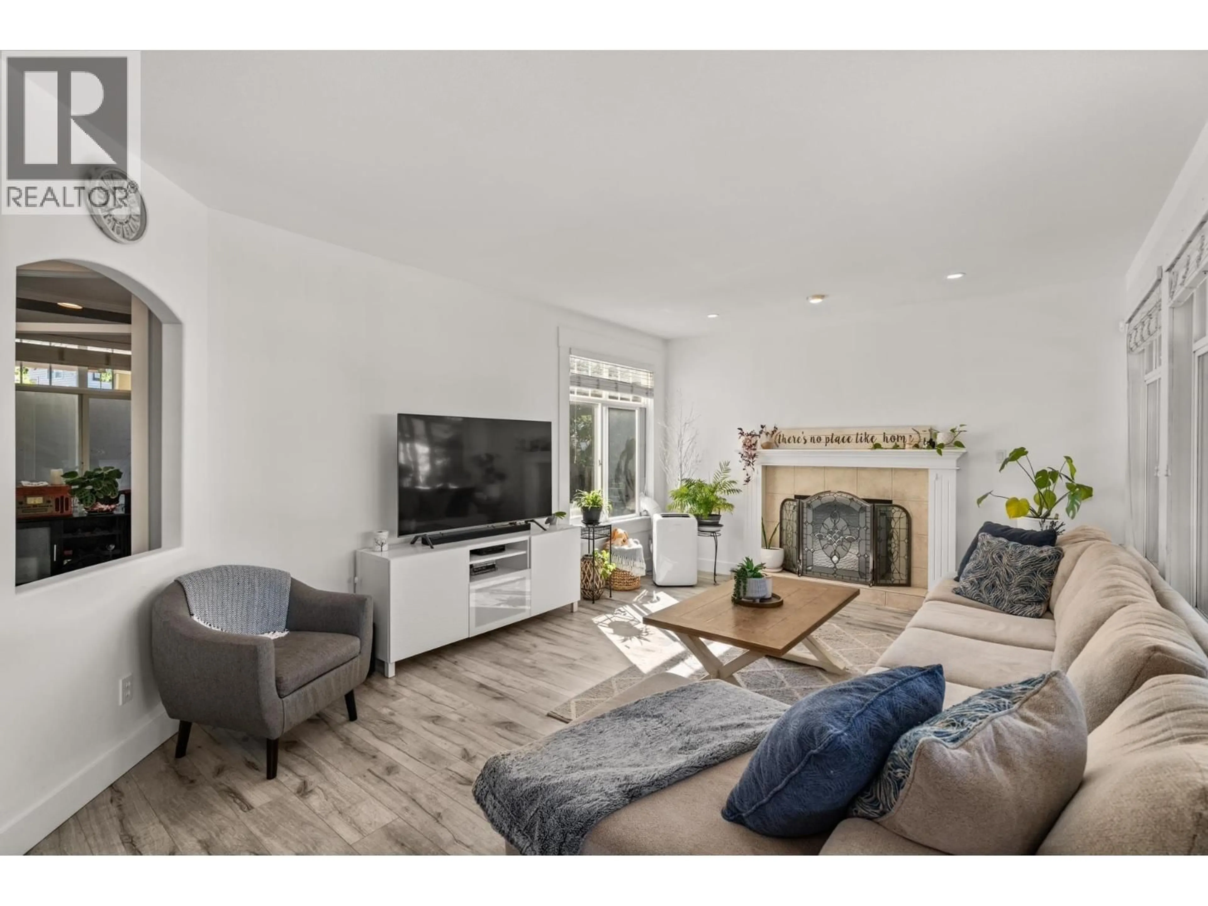Living room with furniture, wood/laminate floor for 10071 246 A STREET, Maple Ridge British Columbia V2W1Z9
