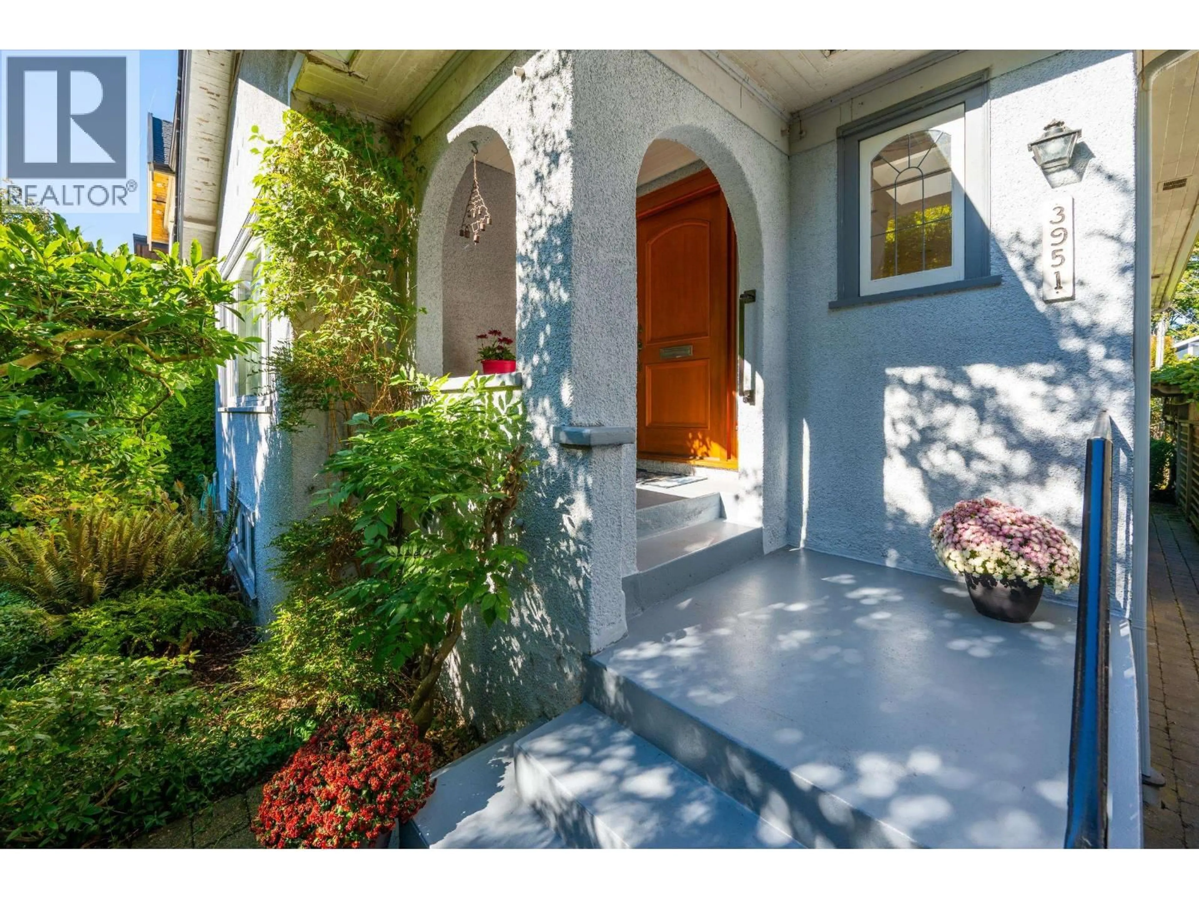 Indoor entryway for 3951 20TH AVENUE, Vancouver British Columbia V6S1G3